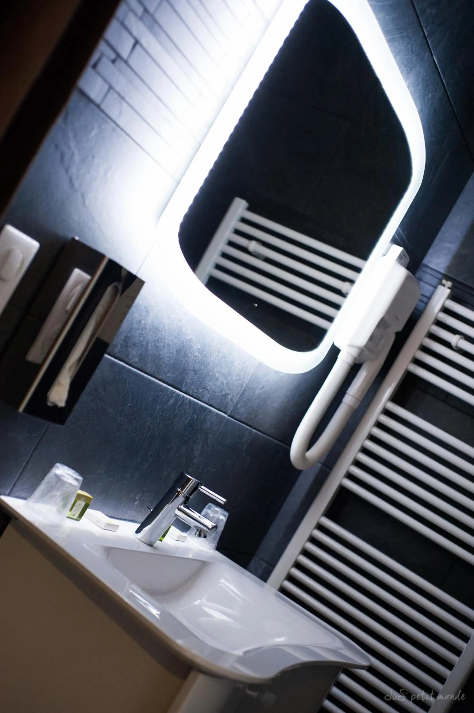 Bathroom in Hôtel de France