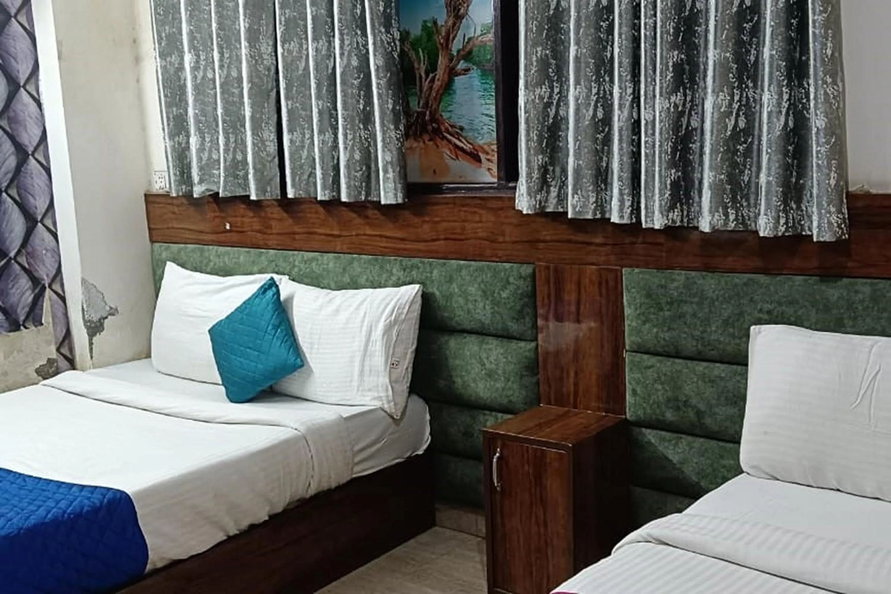 Bedroom, Bed in Hotel Sky View