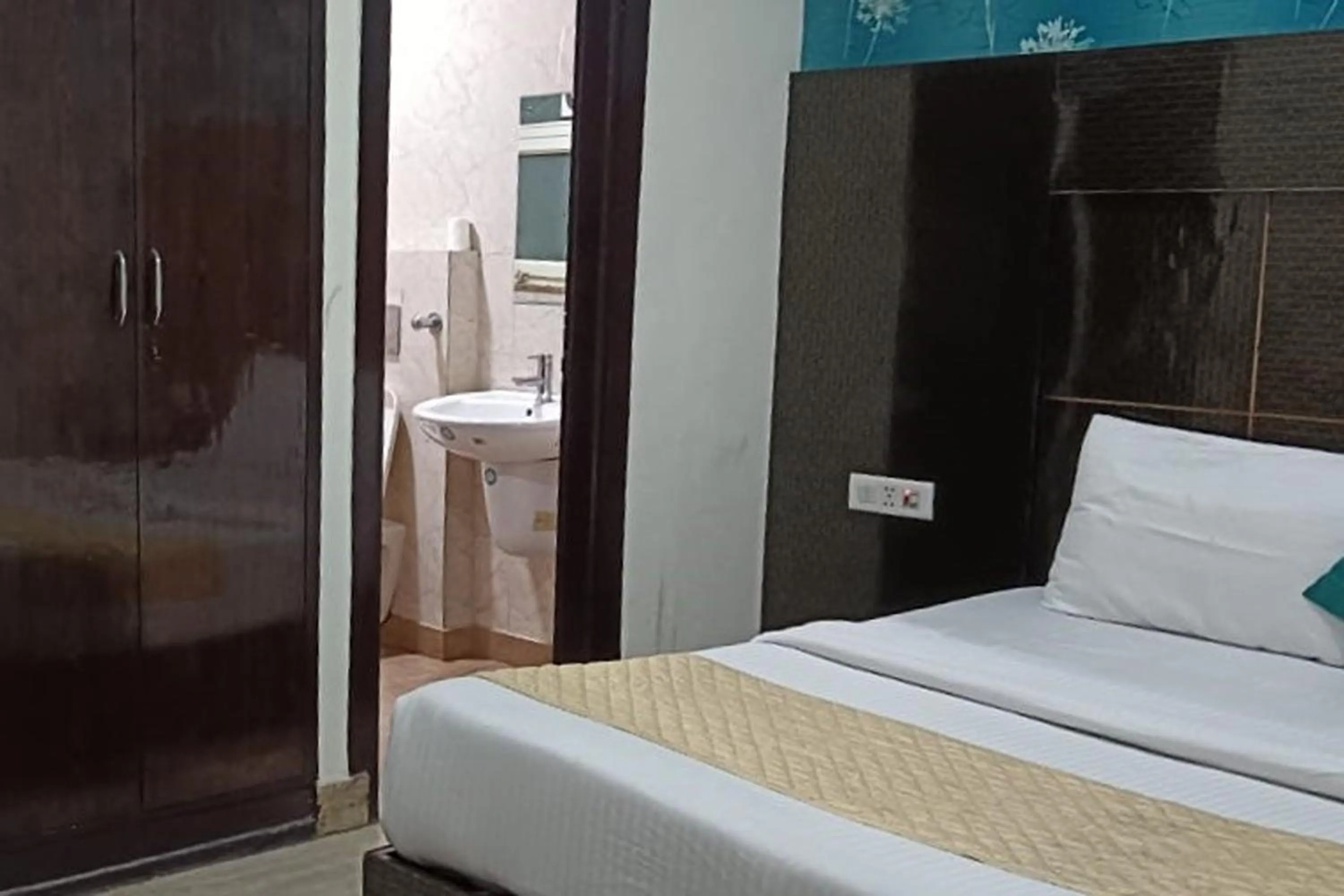 Bedroom, Bed in Hotel Sky View