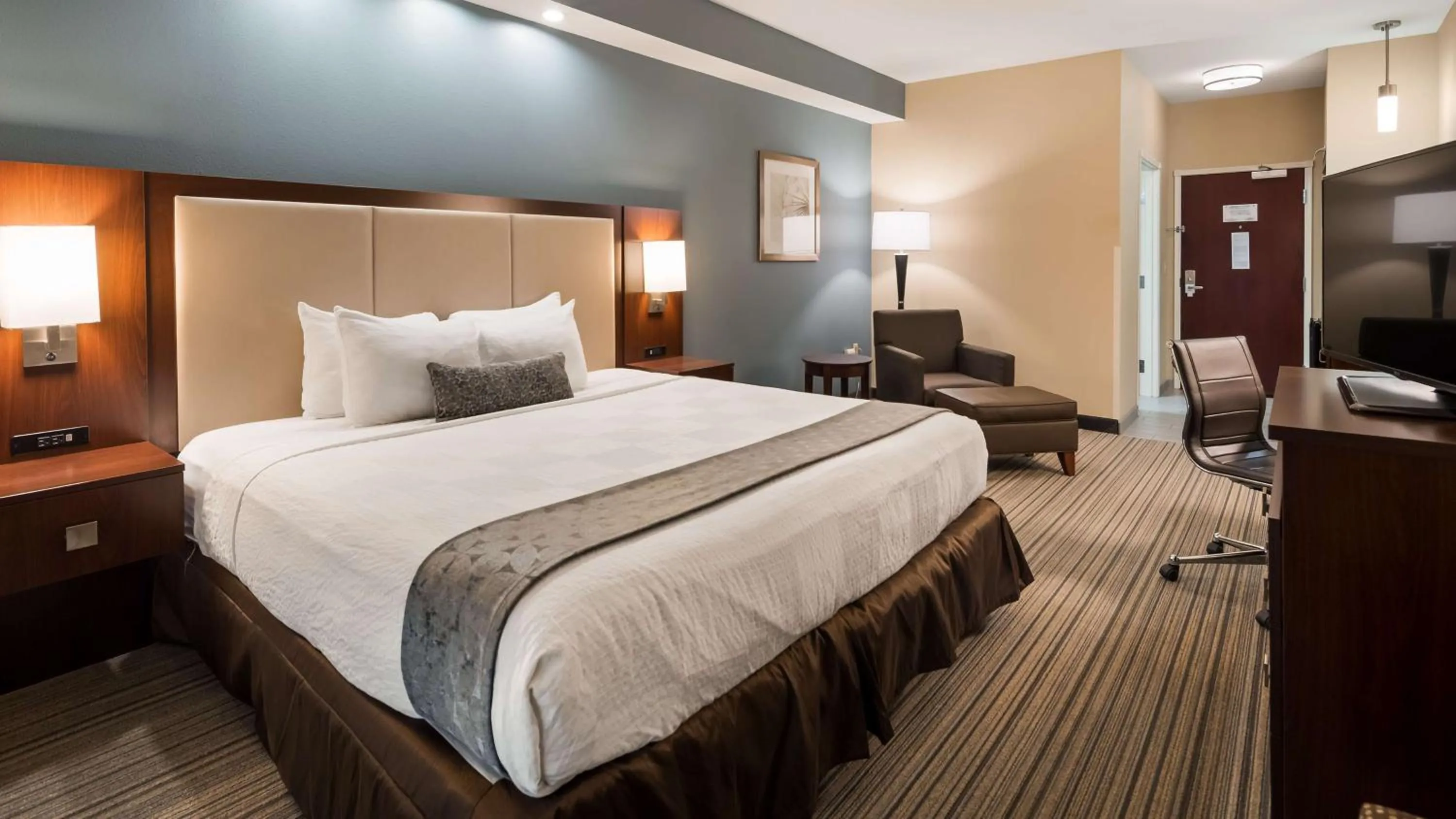 Photo of the whole room, Bed in Best Western Plus Boardman Inn & Suites