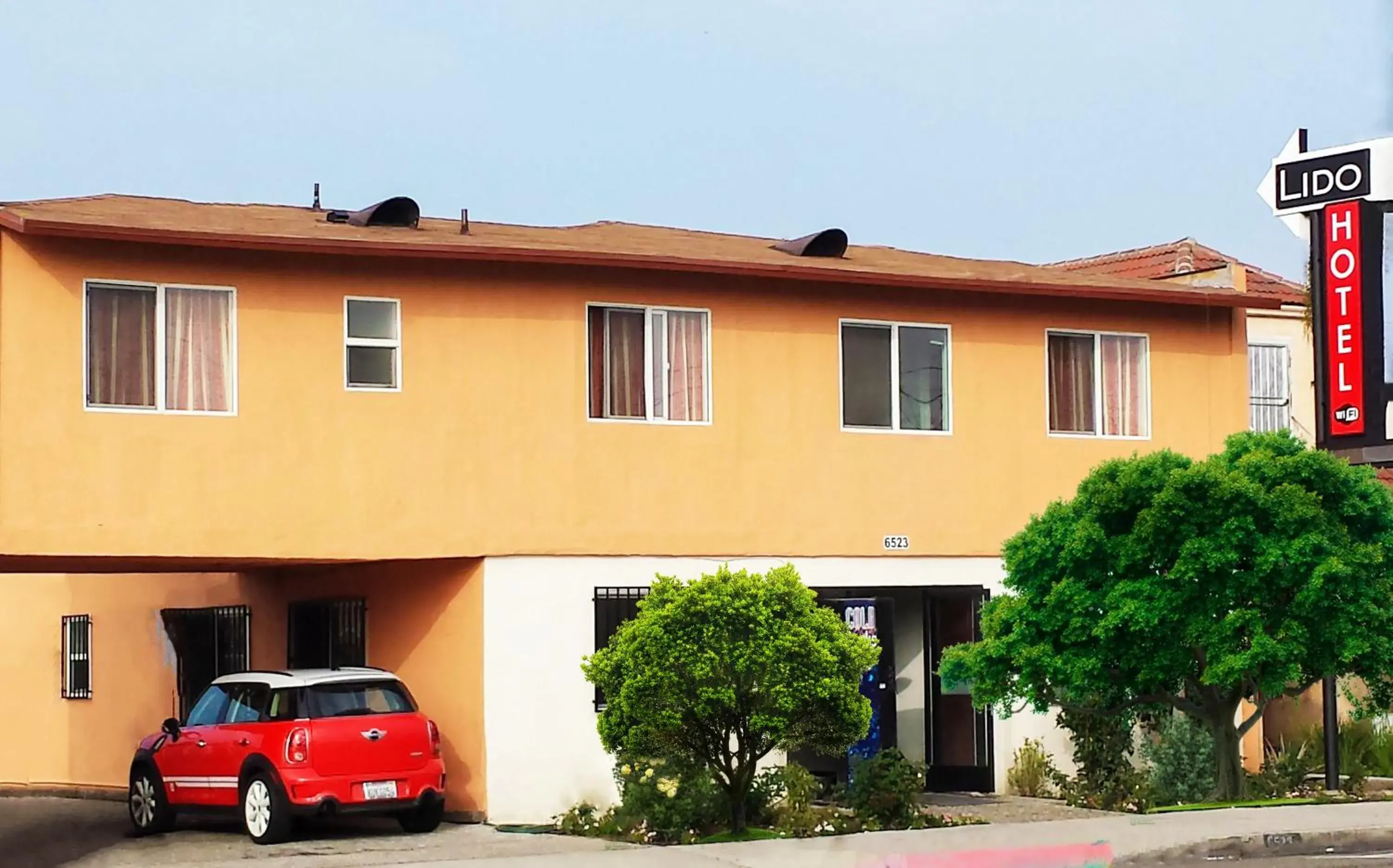 Facade/entrance in Lido Hotel Facade/entrance in Lido Hotel