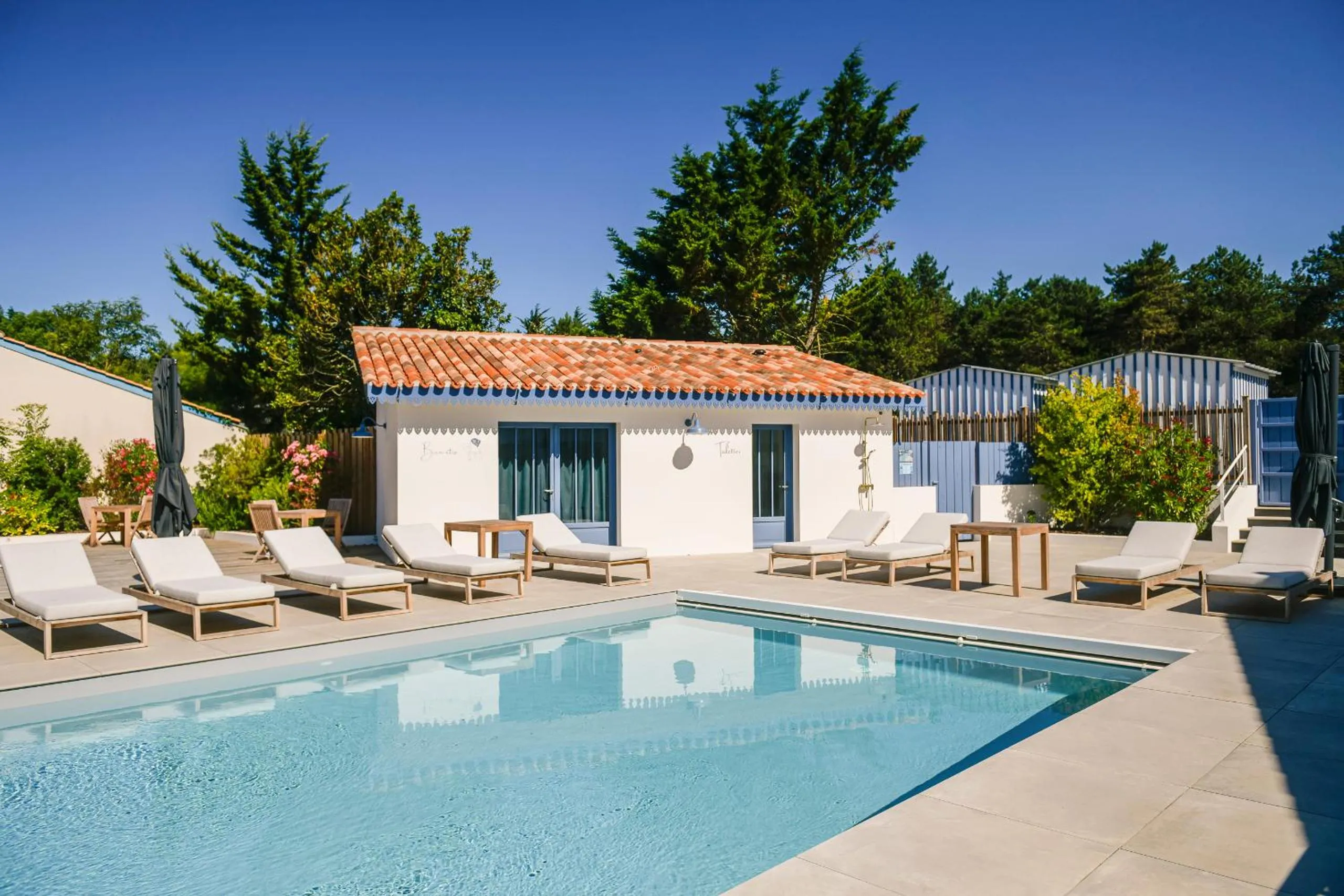 Swimming pool in Domaine Les Clayères