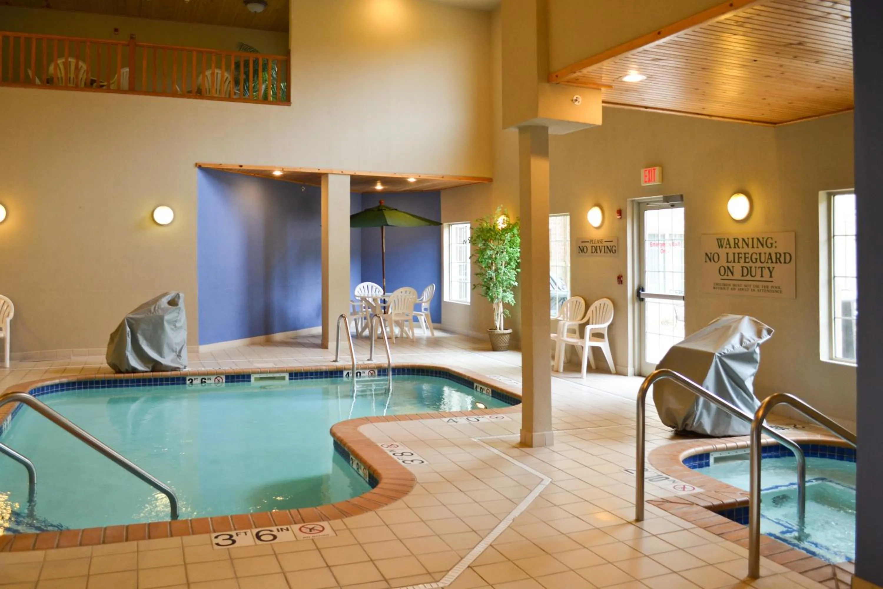 Swimming pool in GrandStay Hotel & Suites La Crosse