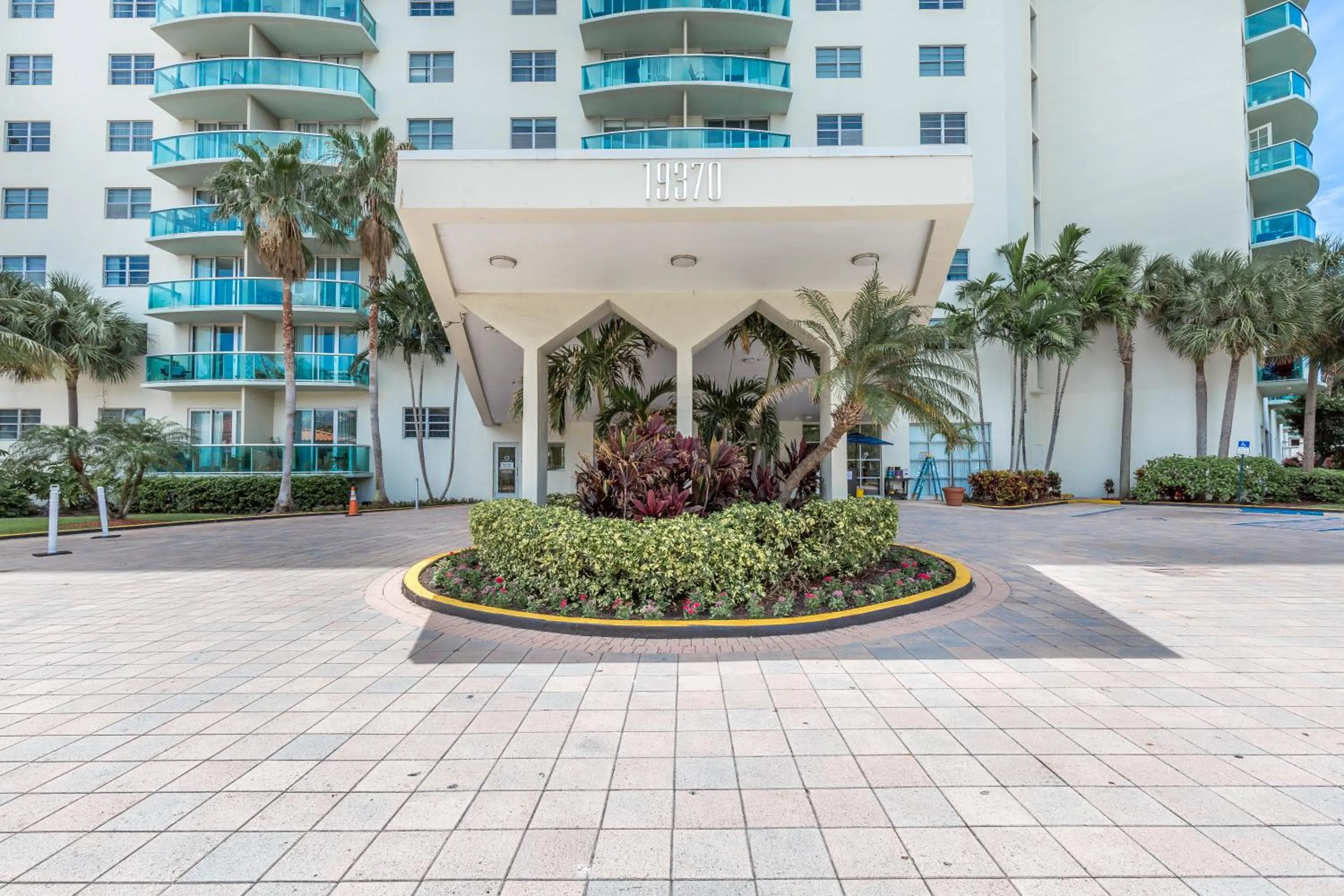 Facade/entrance in Ocean Reserve Luxury Condos Across from Sunny Isles Beach