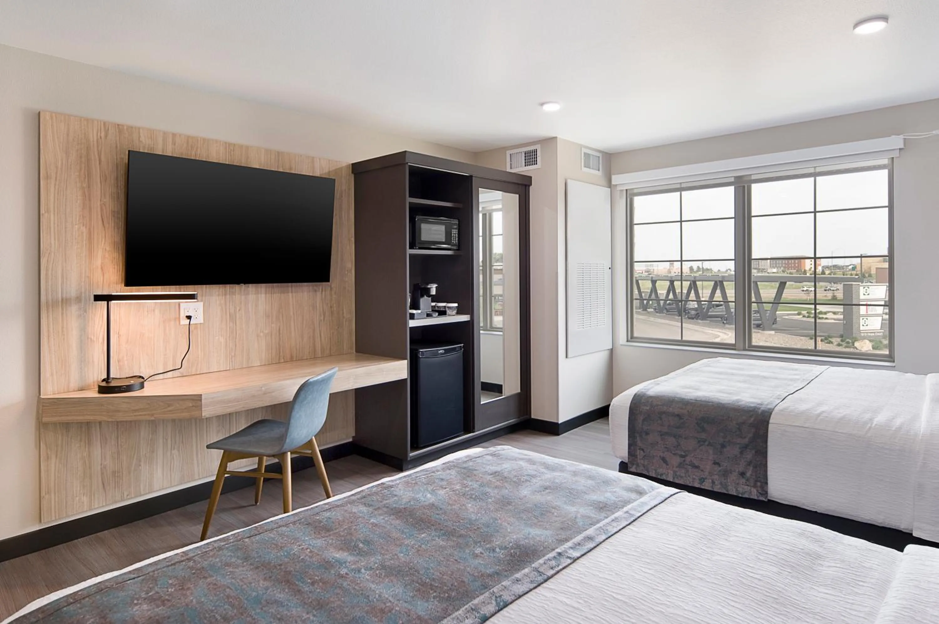 TV and multimedia, Bed in ClubHouse Hotel & Suites Rapid City