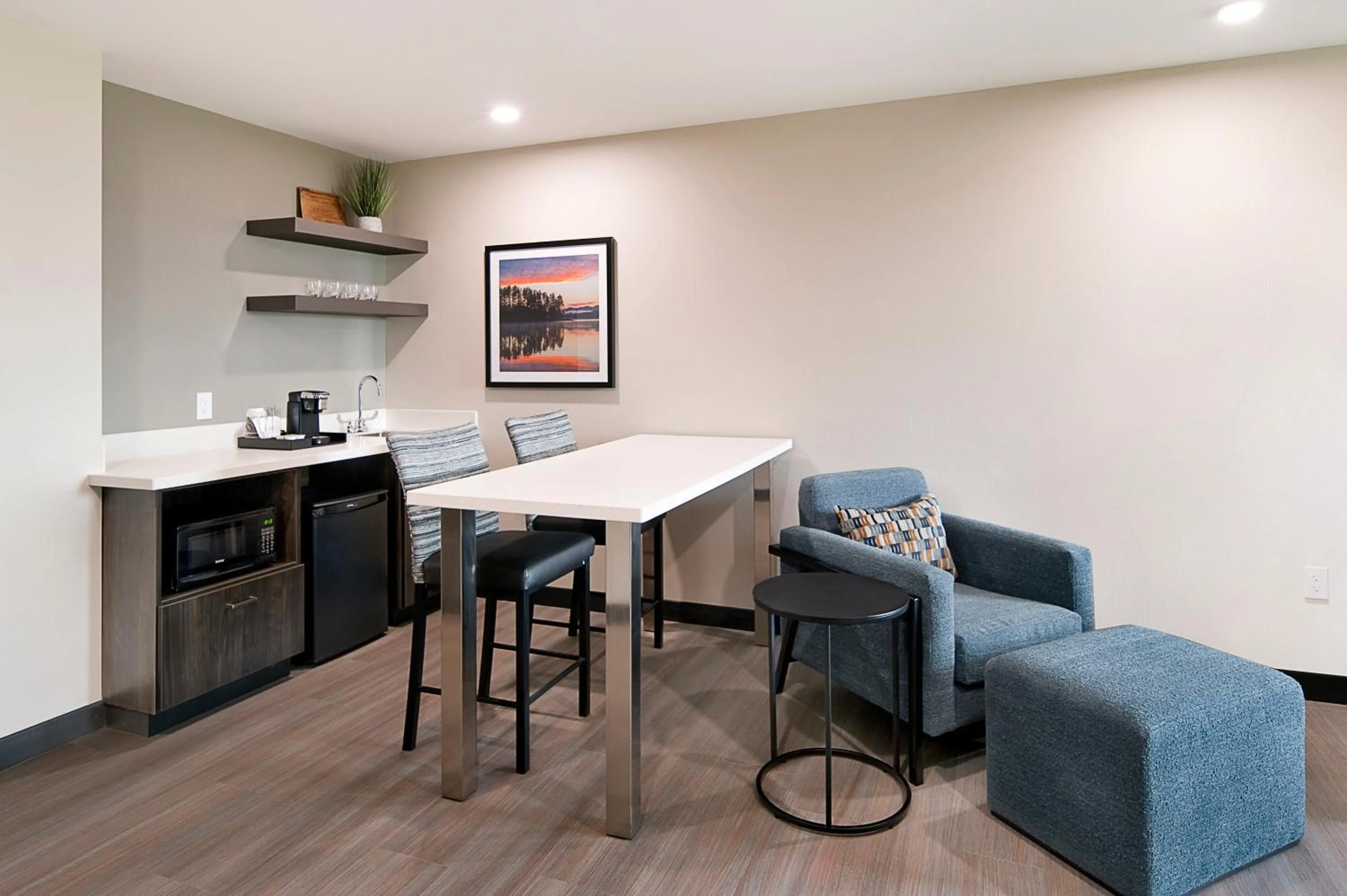 Lounge or bar in ClubHouse Hotel & Suites Rapid City