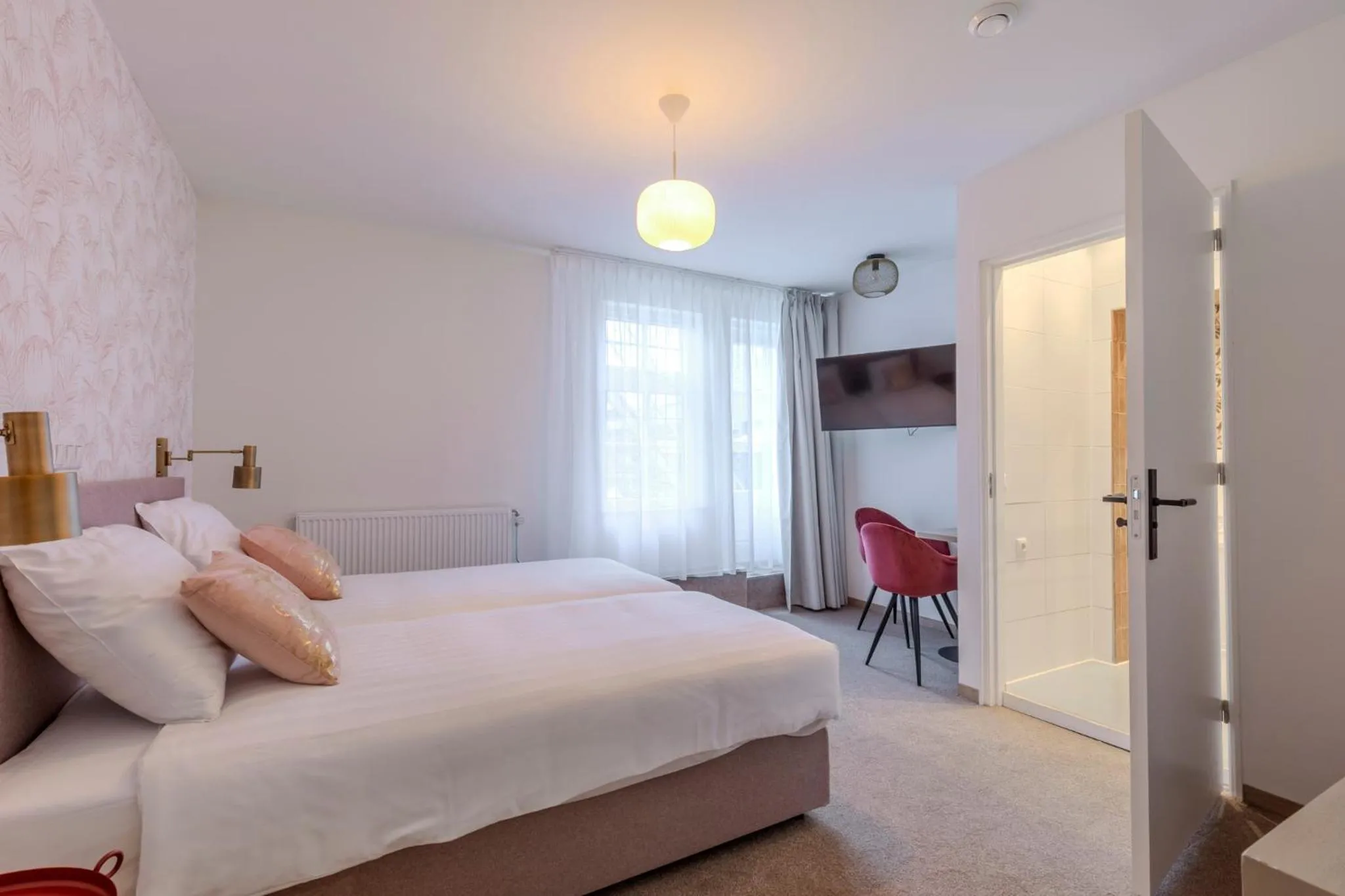 Deluxe Double Room with Bath - single occupancy in Hotel de Zon anno 1870