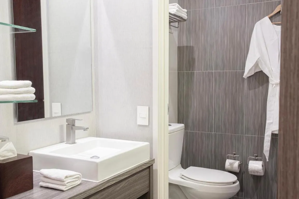 Bathroom in Casa Inn Galerias Celaya