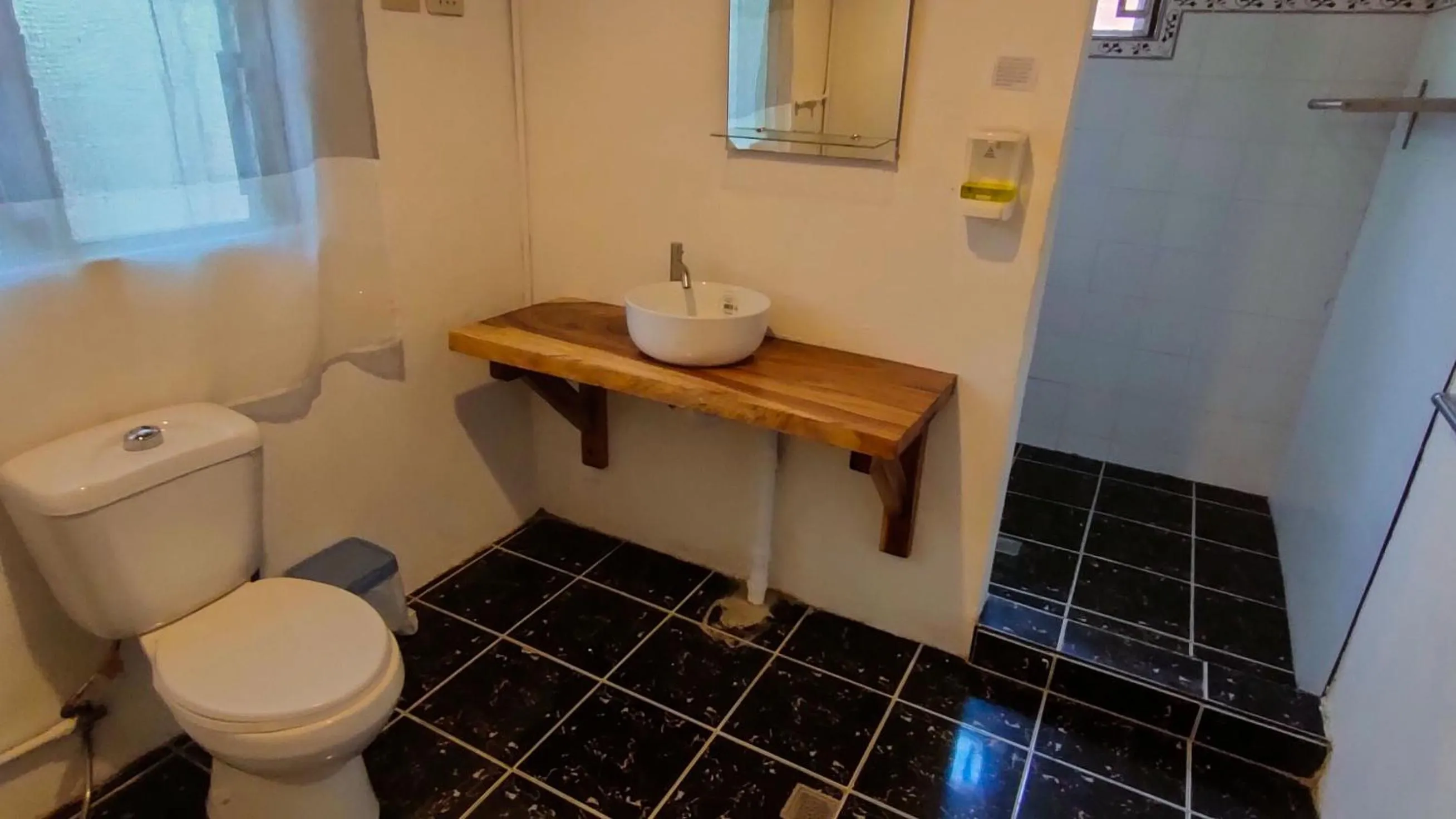 Toilet in Isla Hayahay Beach Resort and Restaurant