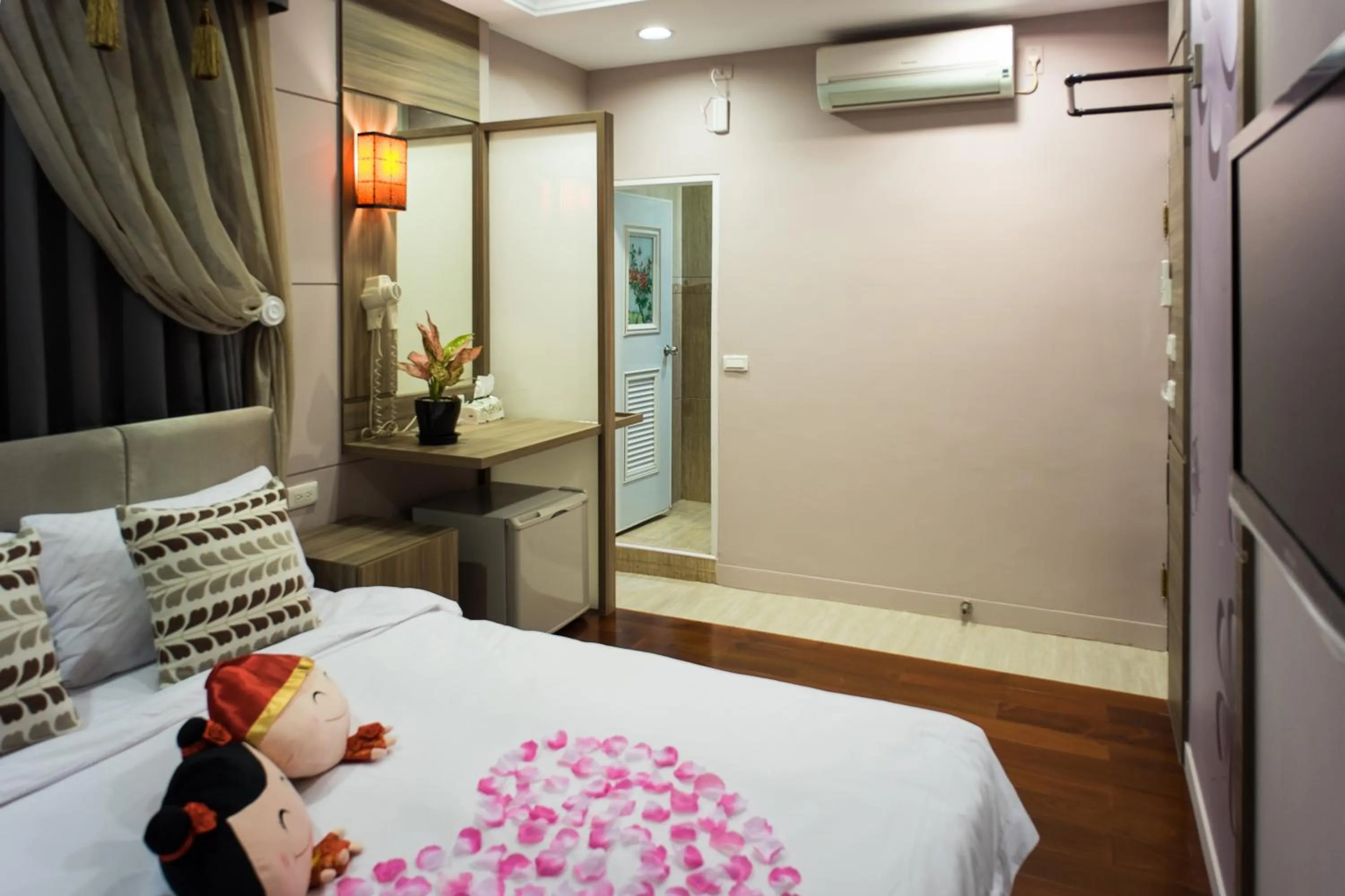 Shower, Bed in Bei Pin B&B