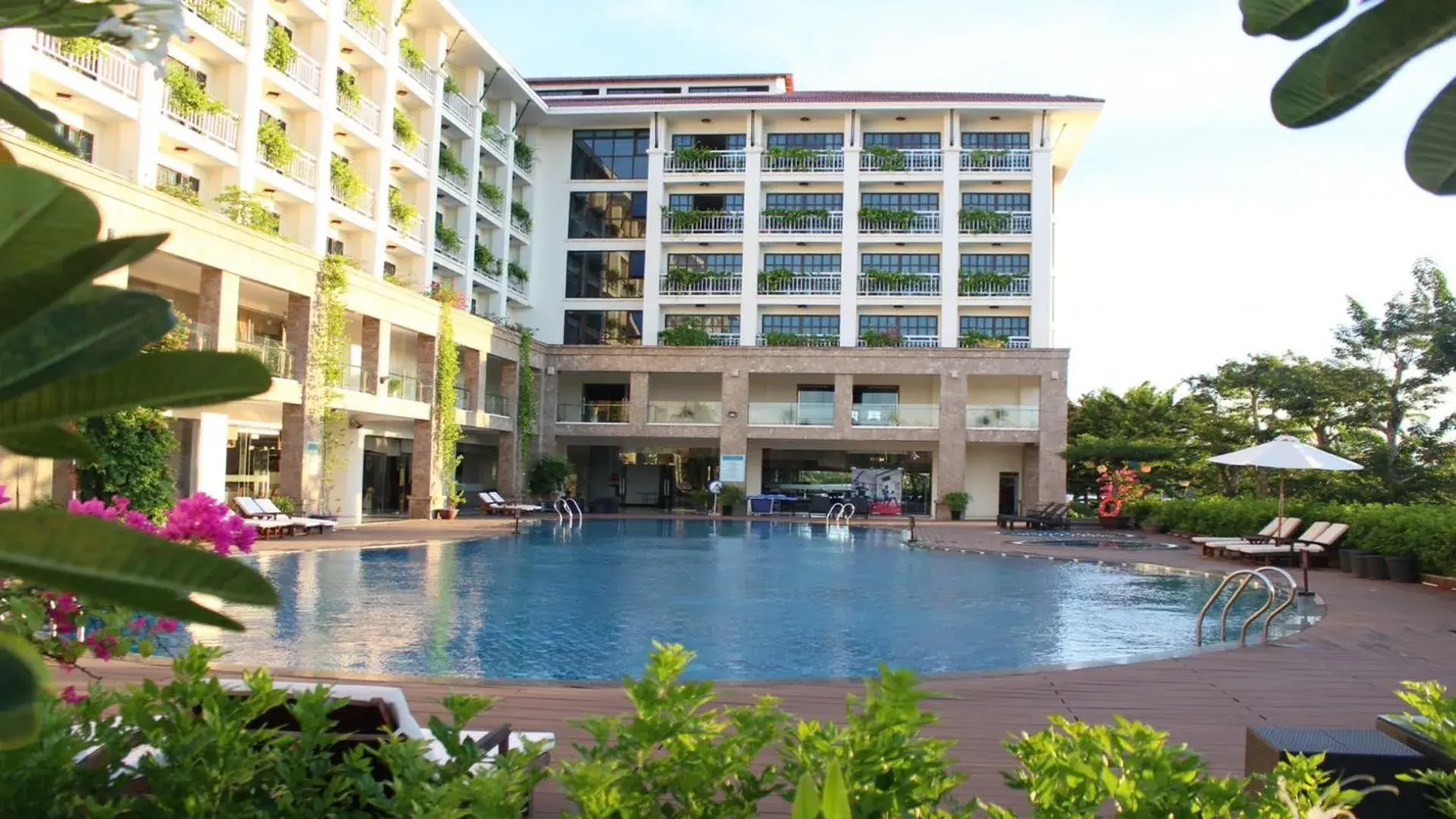 Swimming pool in Muong Thanh Holiday Hoi An Hotel Swimming pool in Muong Thanh Holiday Hoi An Hotel