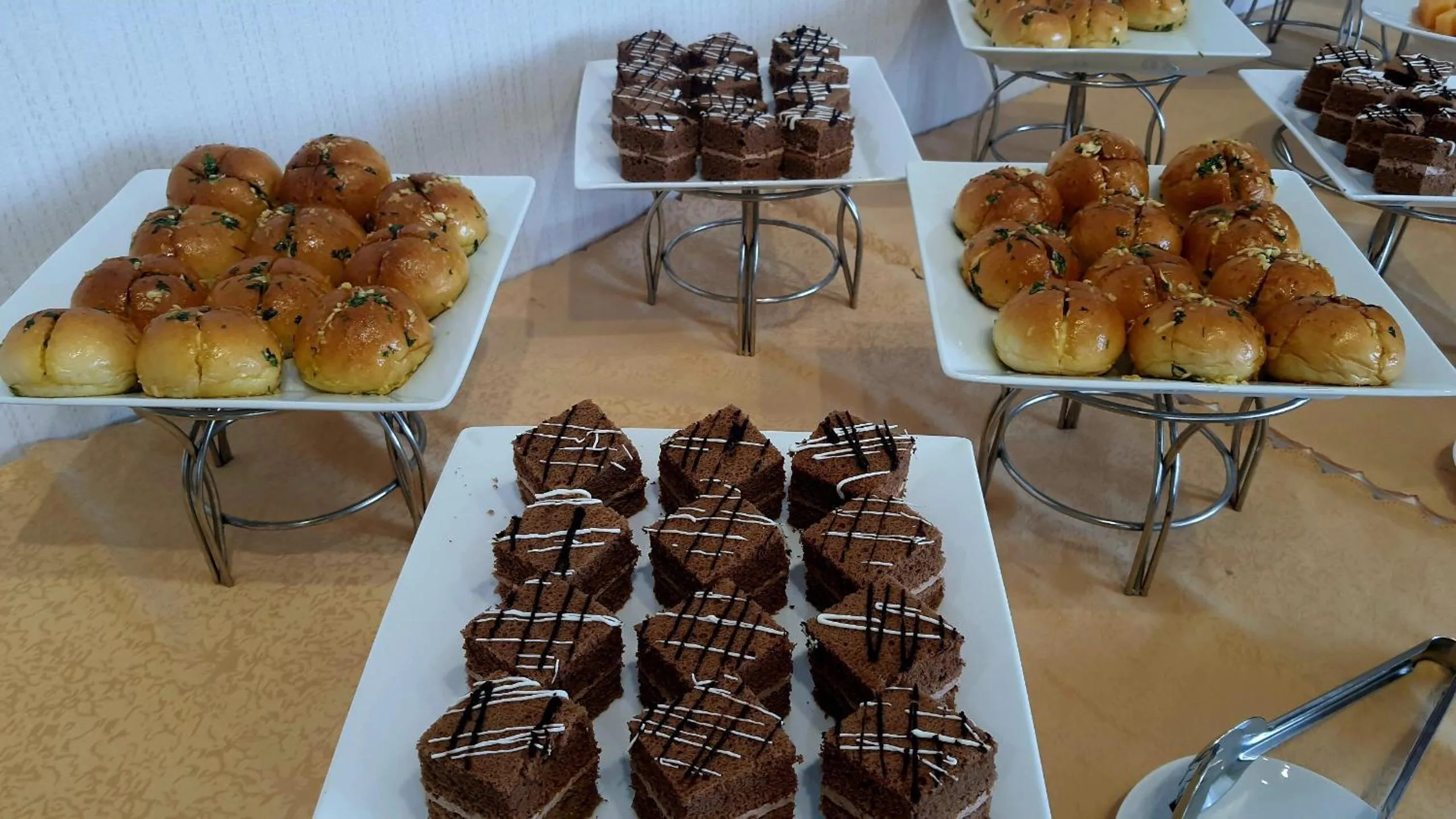 Food and drinks in AURORA Hotel Plaza