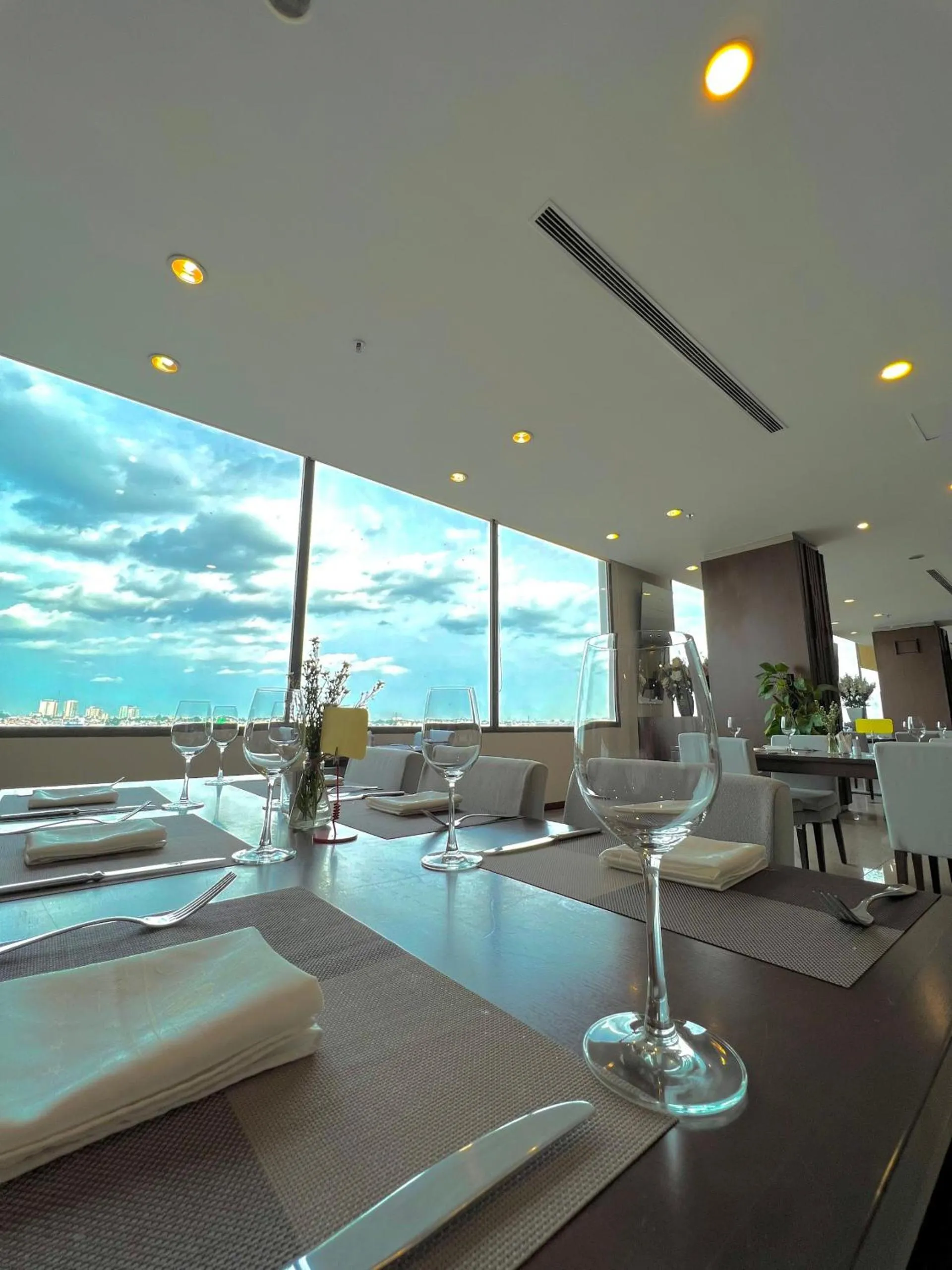 Restaurant/places to eat in AURORA Hotel Plaza