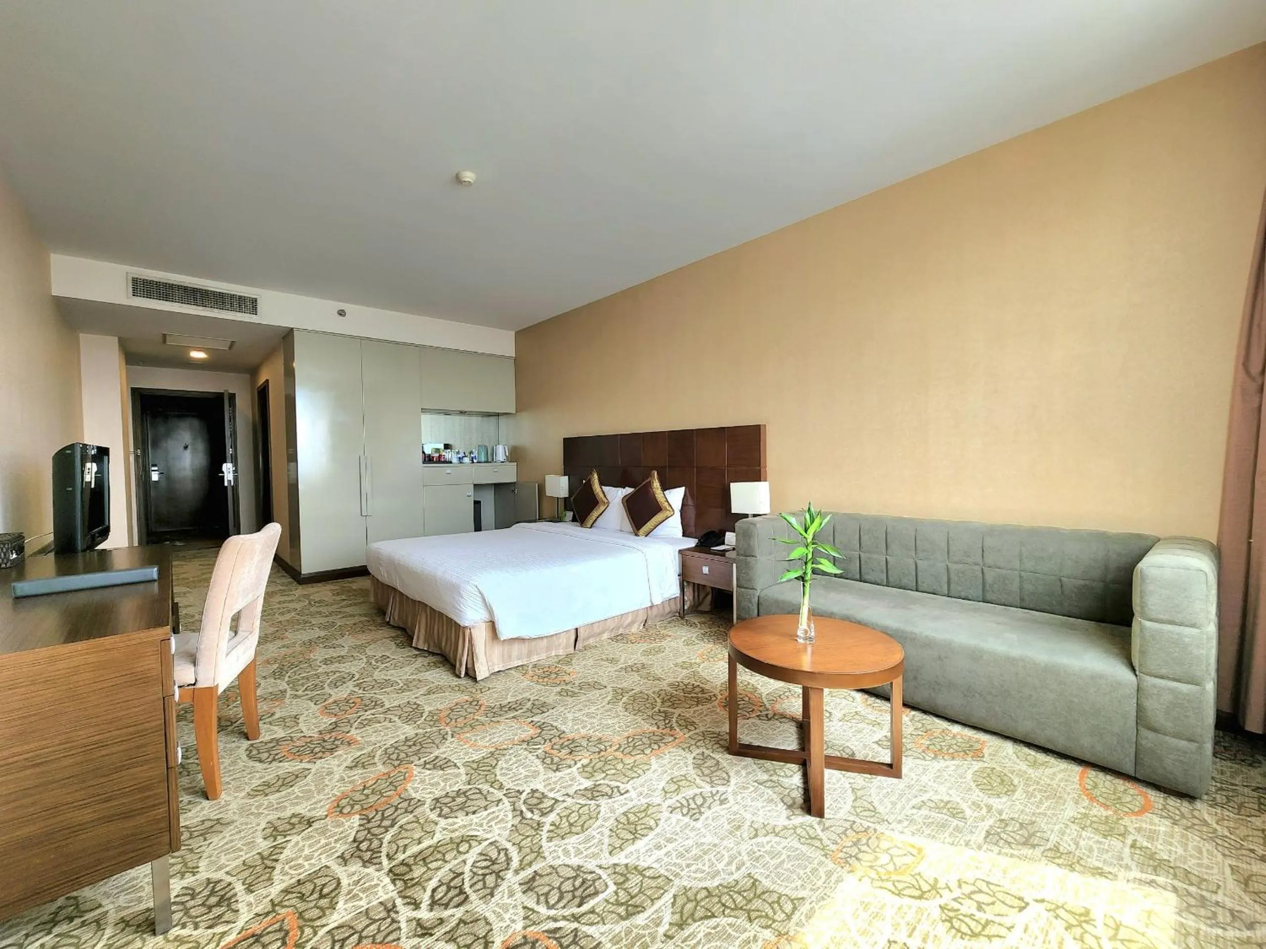 Living room, Bed in AURORA Hotel Plaza