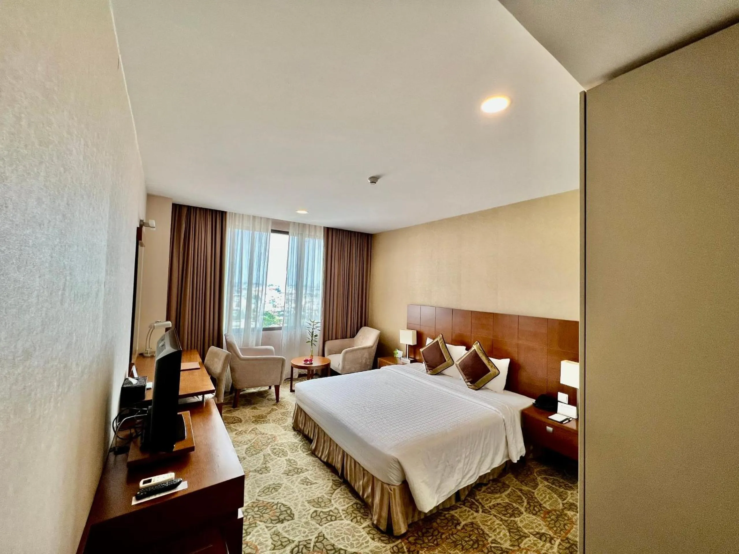 Seating area, Bed in AURORA Hotel Plaza