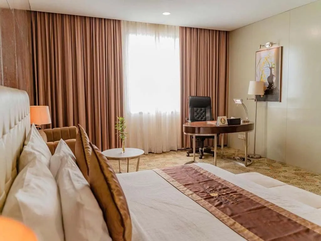 Seating area, Bed in AURORA Hotel Plaza