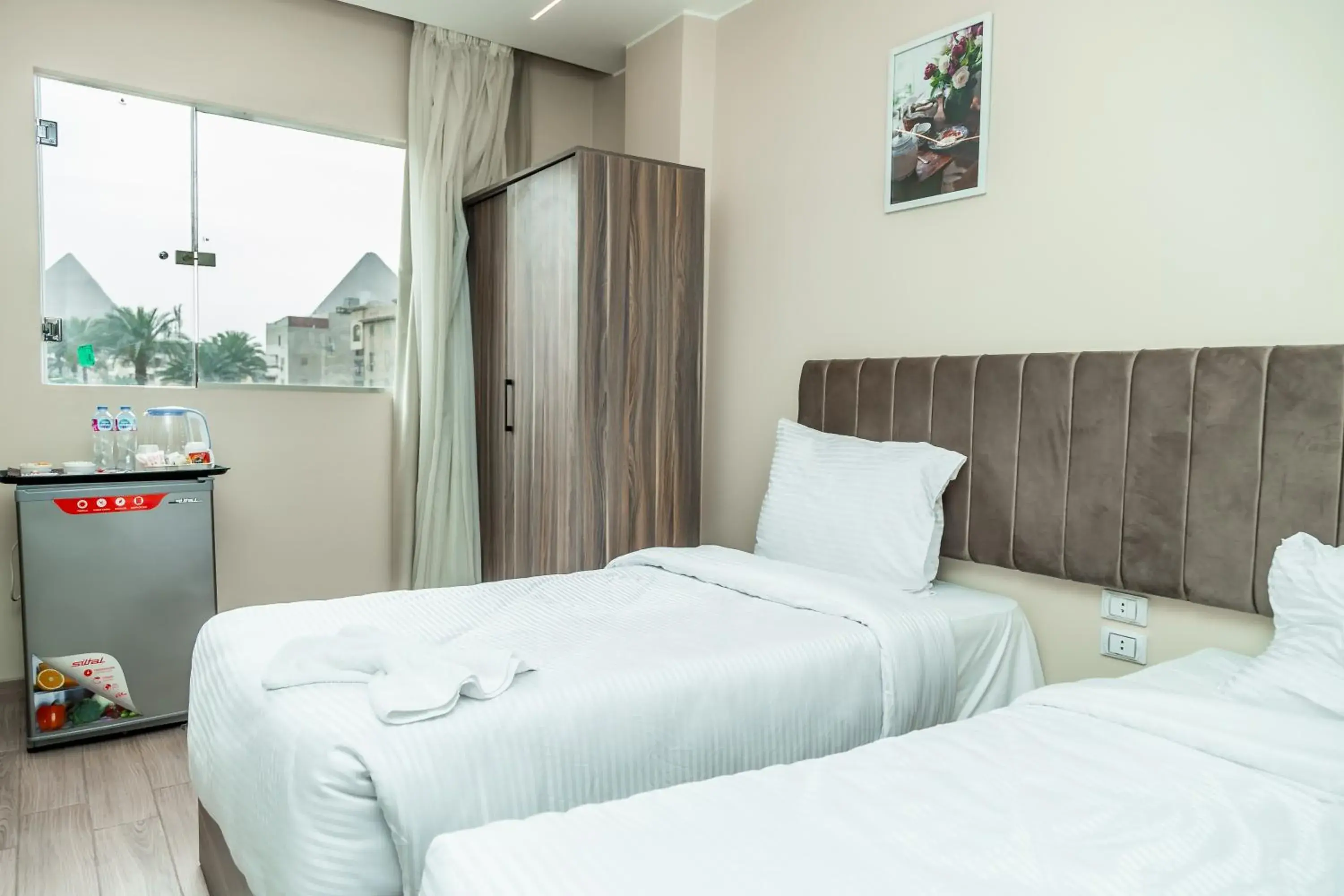 Deluxe Twin Room in Night Pyramids Inn Hotel Deluxe Twin Room in Night Pyramids Inn Hotel