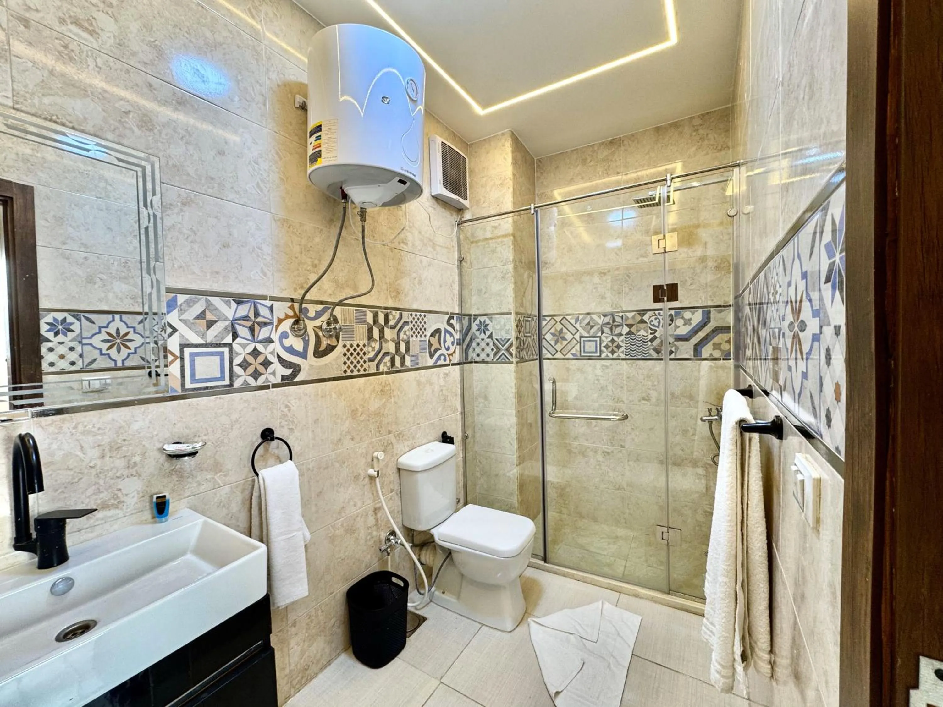 Shower in Night Pyramids Inn Hotel