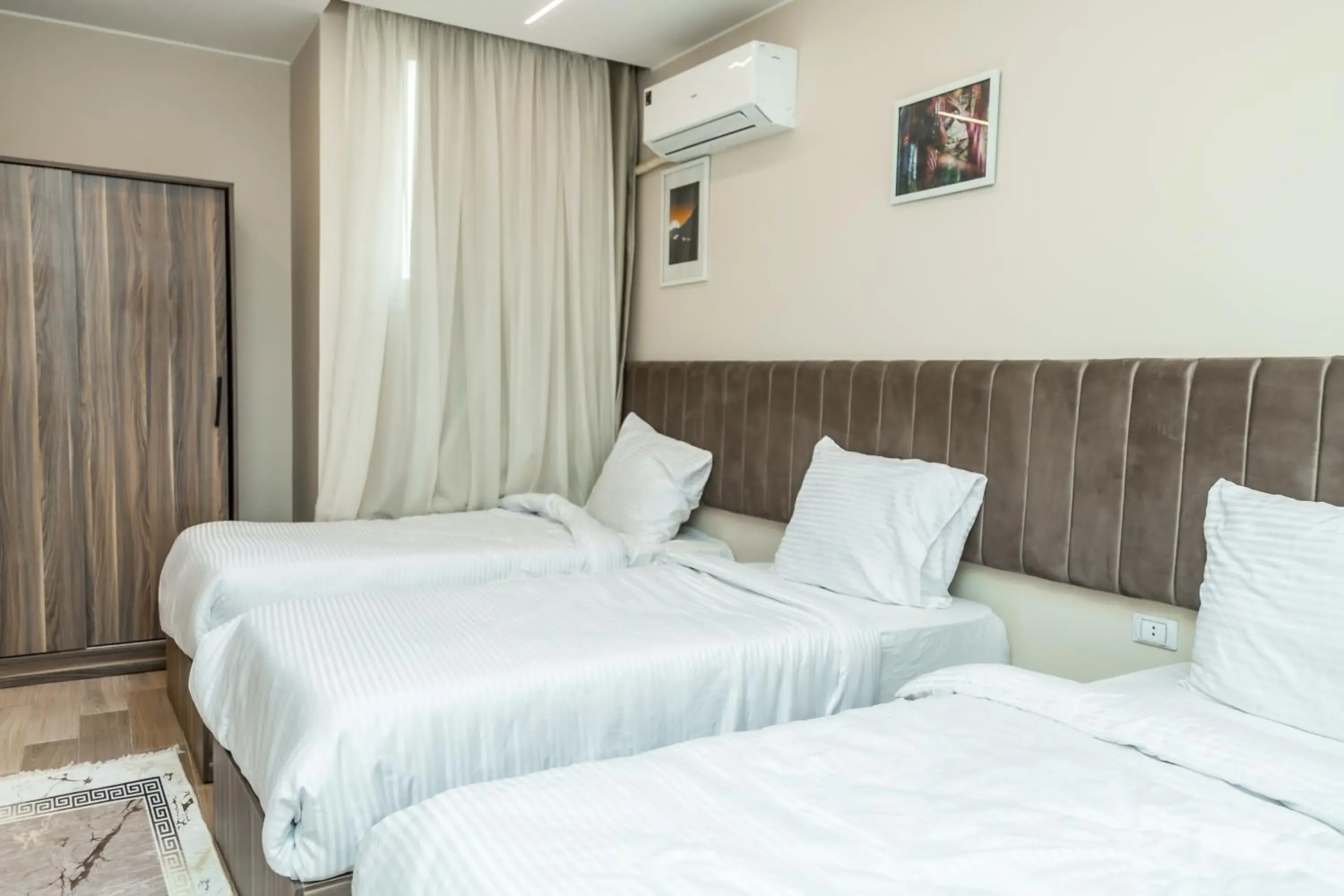 Deluxe Triple Room in Night Pyramids Inn Hotel Deluxe Triple Room in Night Pyramids Inn Hotel