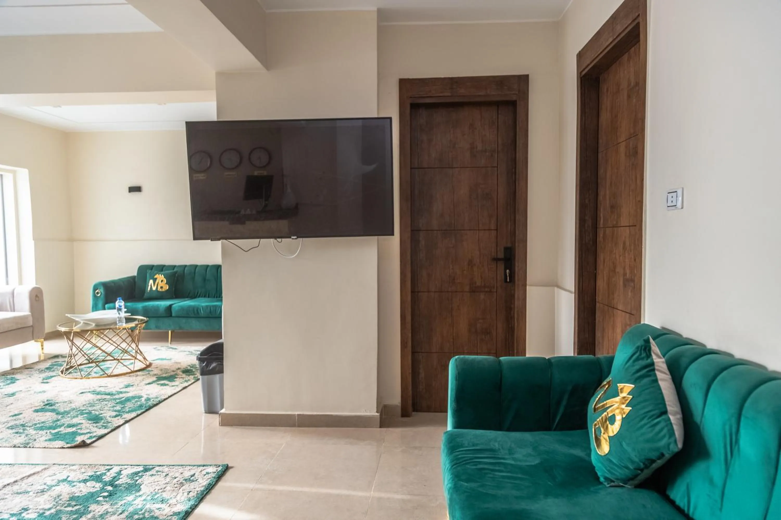 Communal lounge/ TV room in Night Pyramids Inn Hotel