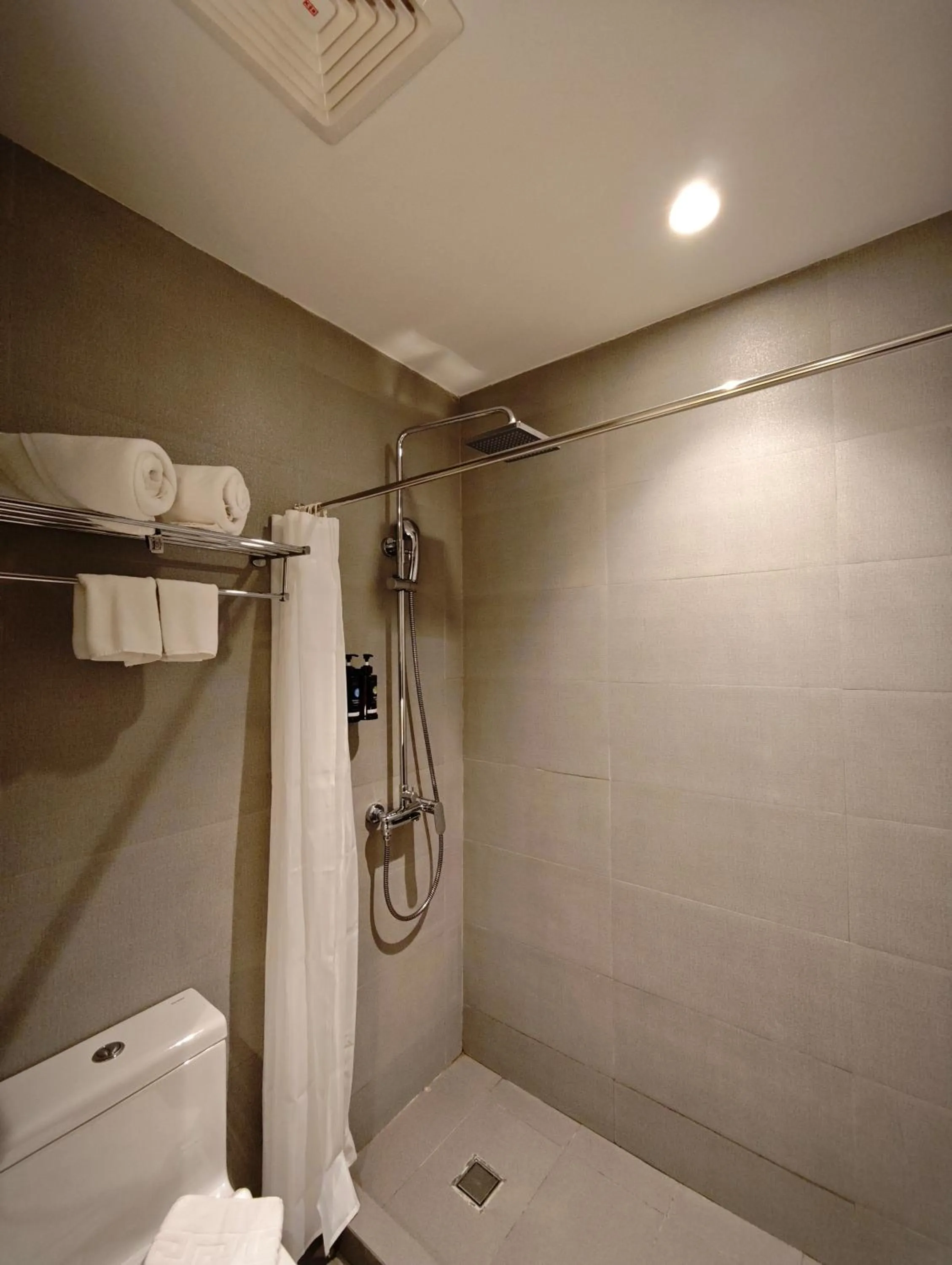 Shower in The Tribute Hotel