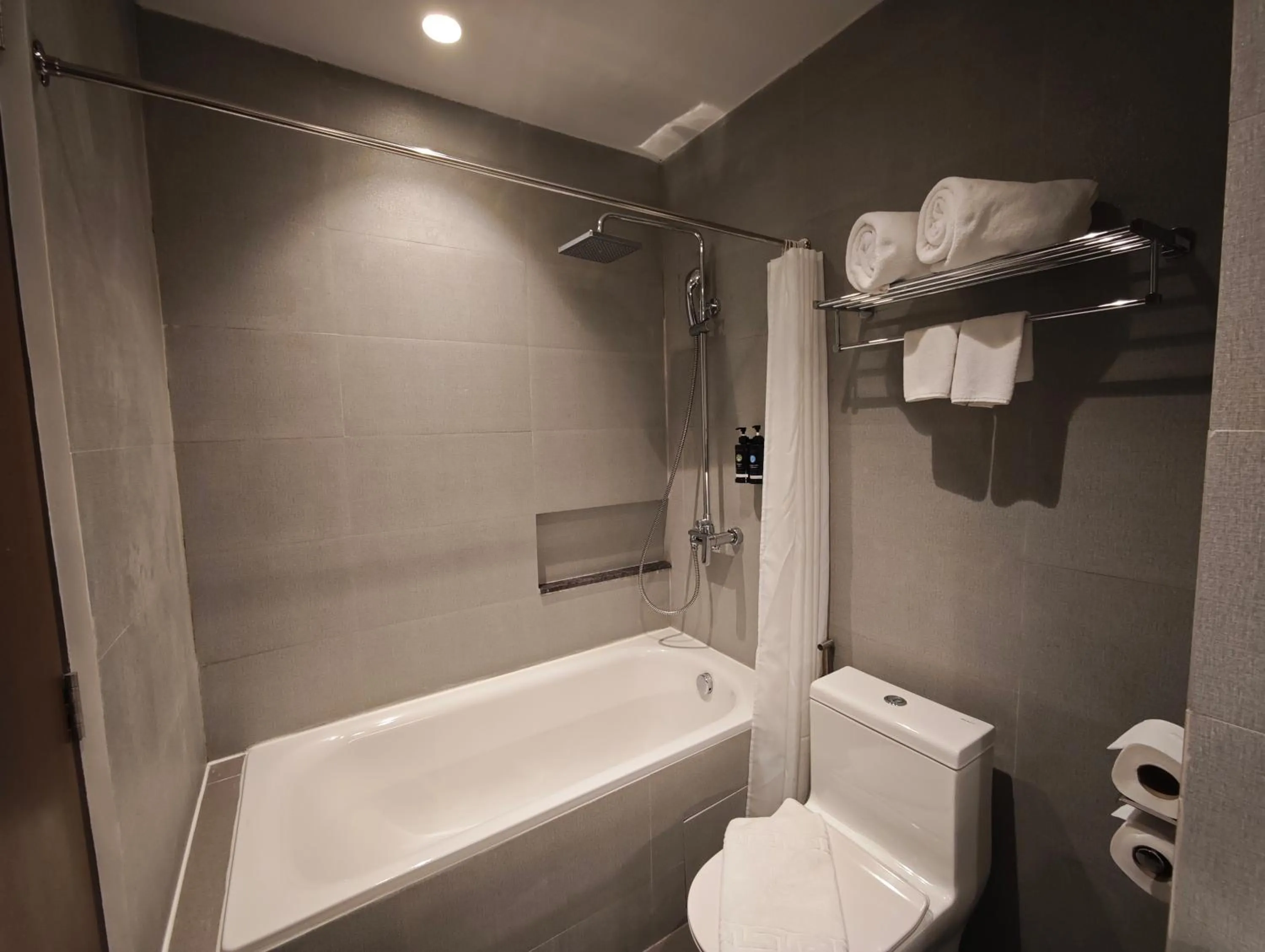 Bathroom in The Tribute Hotel