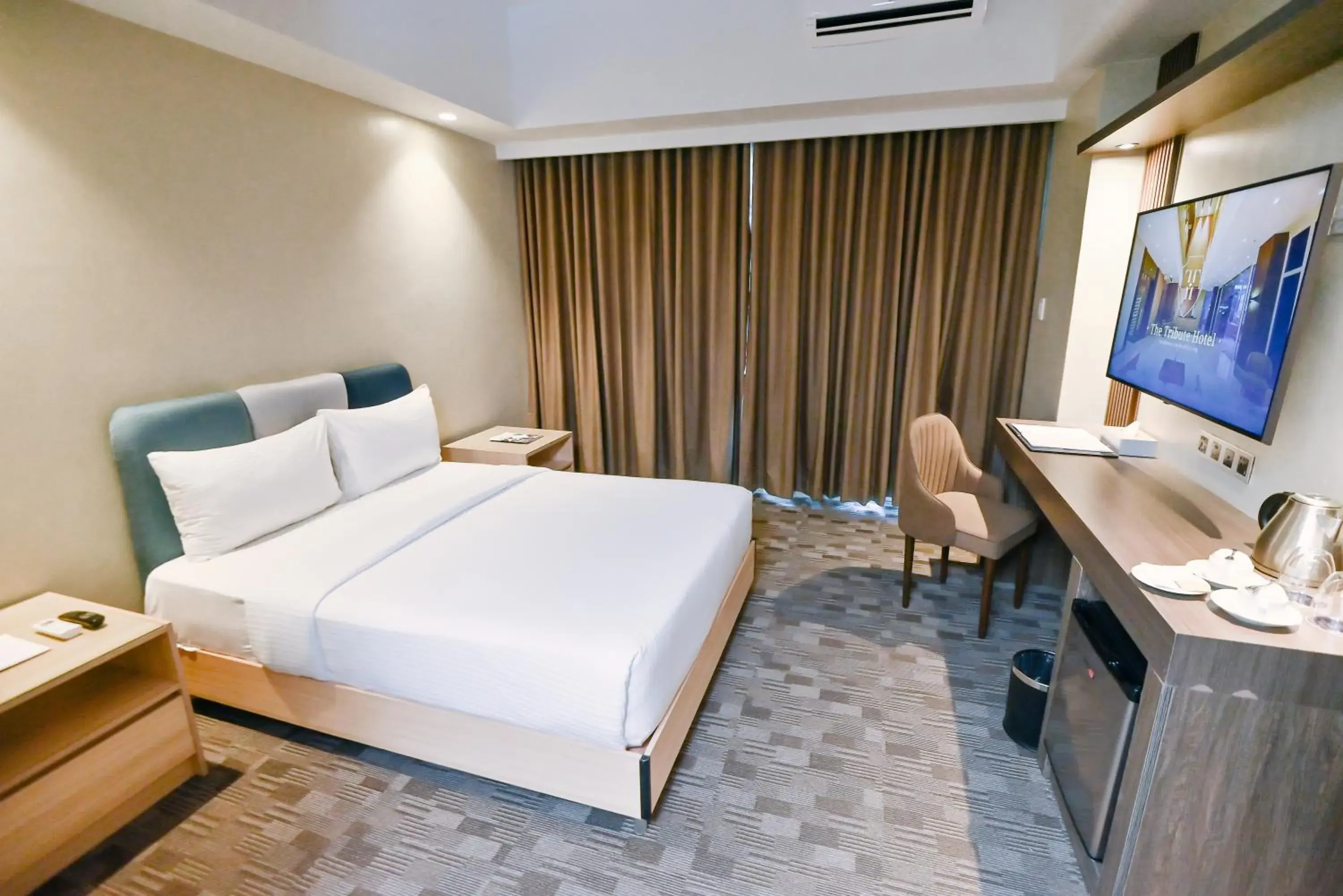 Deluxe Queen Room in The Tribute Hotel Deluxe Queen Room in The Tribute Hotel