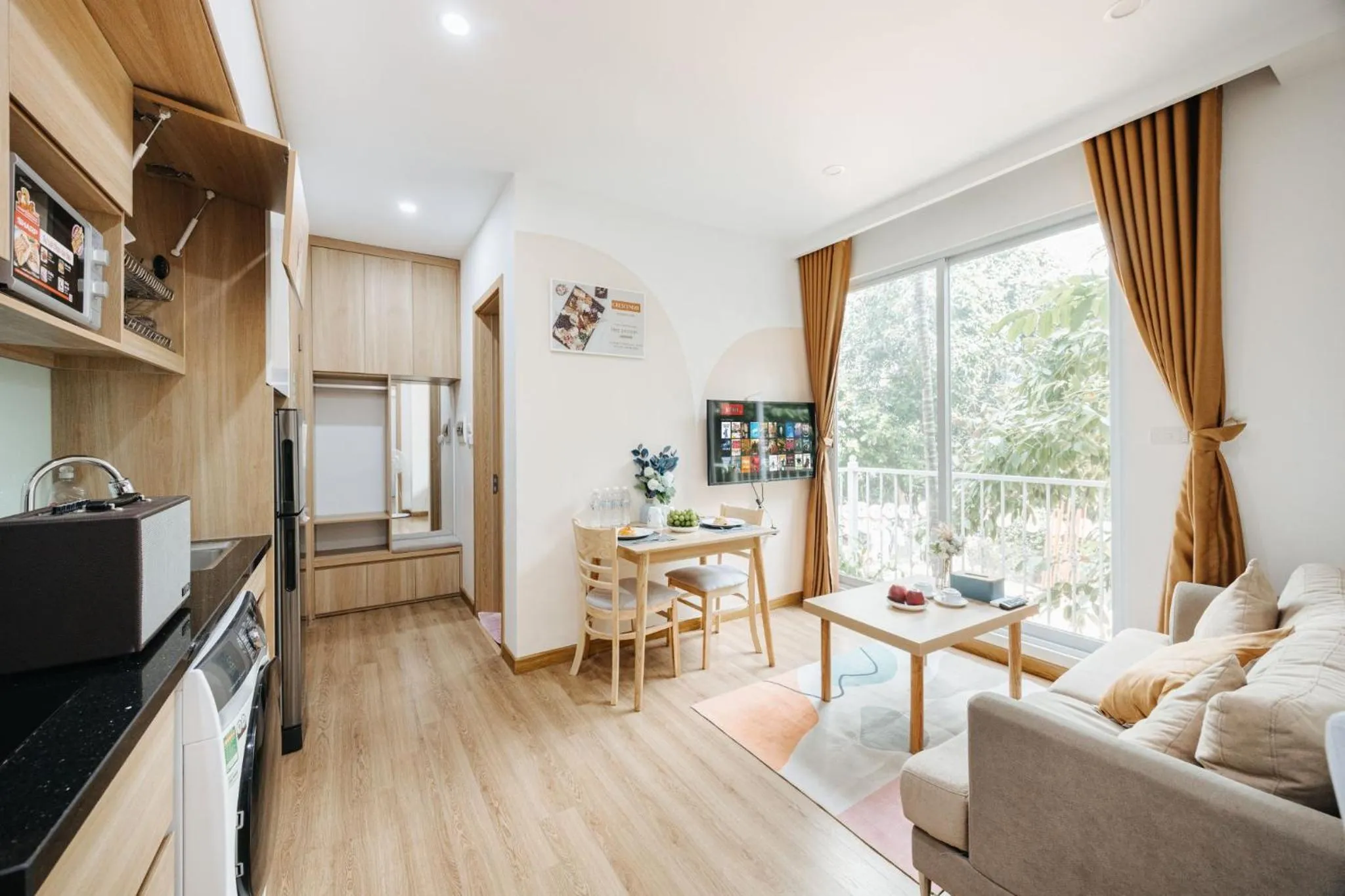 Communal lounge/ TV room in The Euphoria Sophisticated Style - Stay 24h