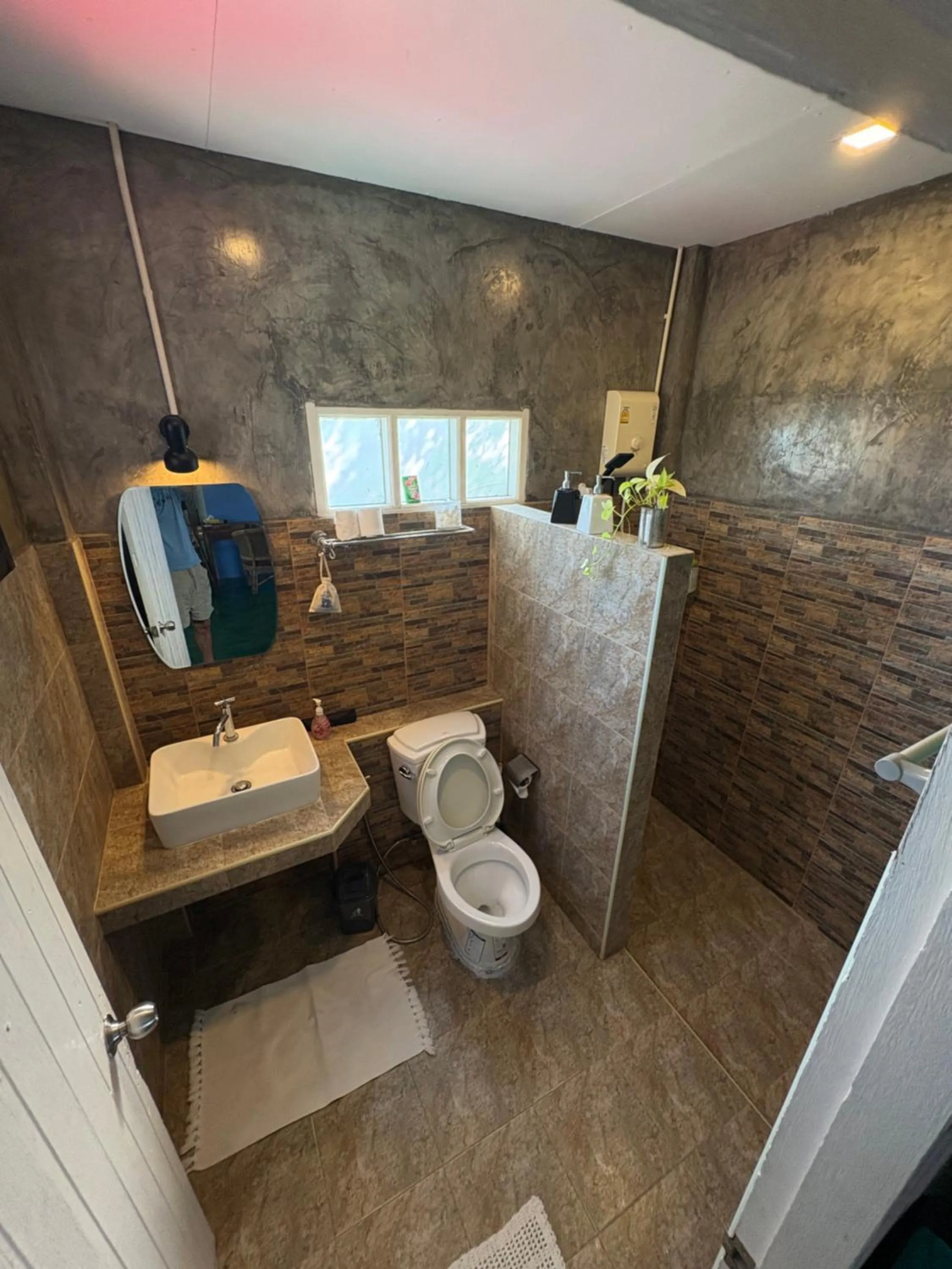 Toilet in Golden Mango House