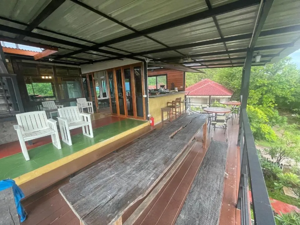 Communal lounge/ TV room in Golden Mango House