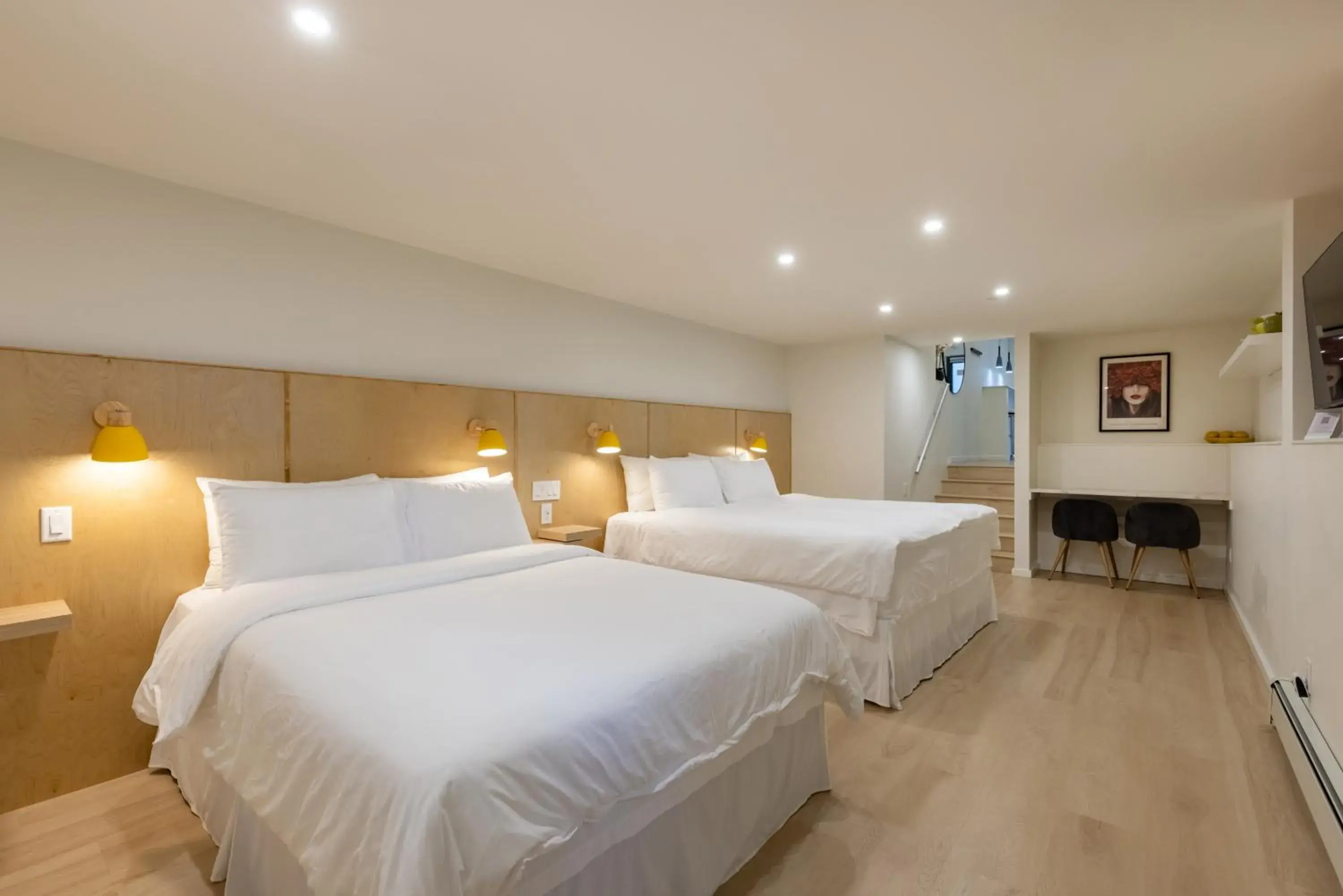 Modern King-Size Guest Suite Modern King-Size Guest Suite