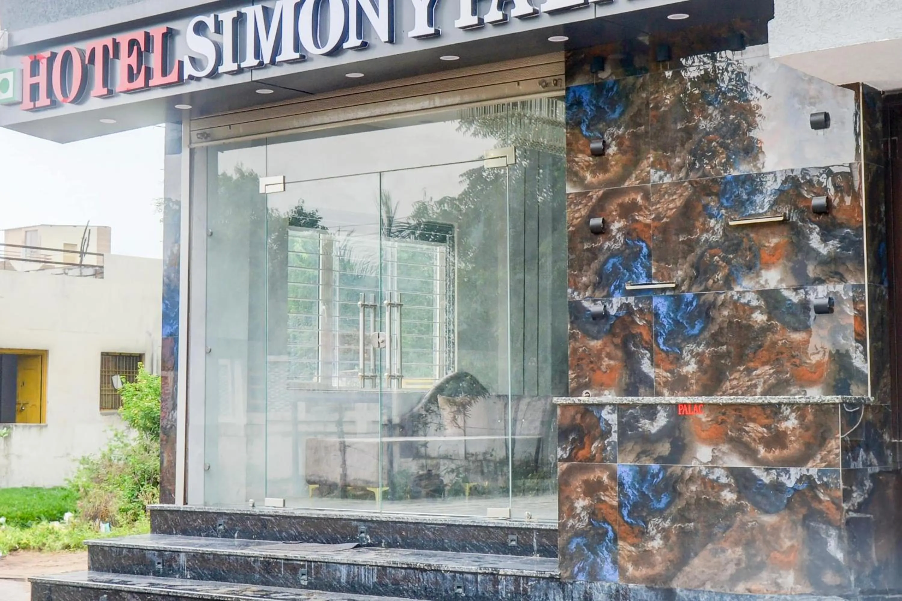 Facade/entrance in Hotel O Simony Palace