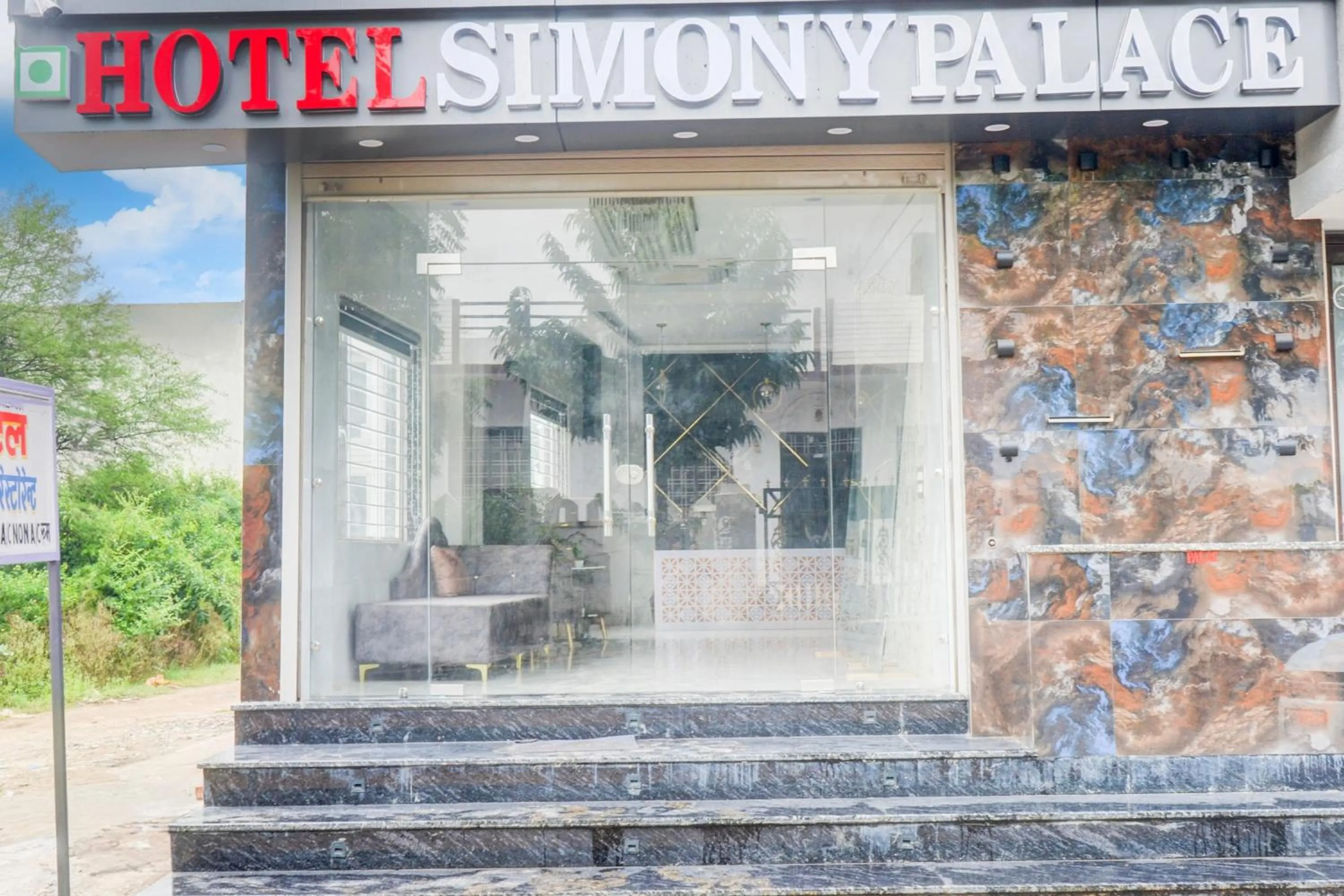 Facade/entrance in Hotel O Simony Palace