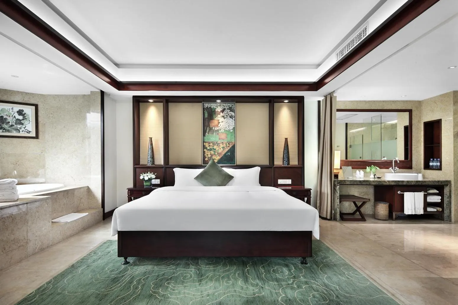 Photo of the whole room, Bed in Yangshuo Riverside Resorts Hotel