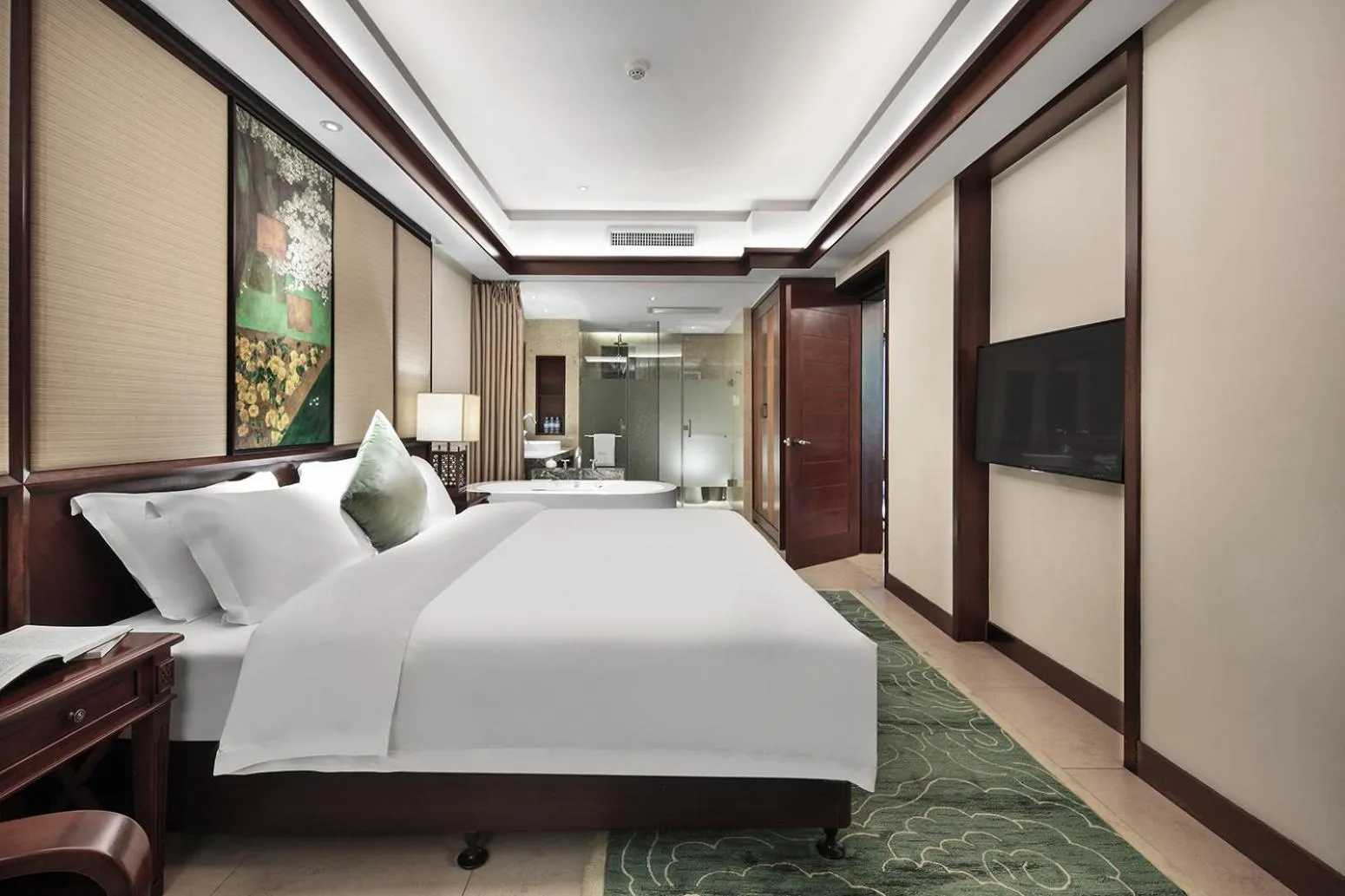 Bed in Yangshuo Riverside Resorts Hotel