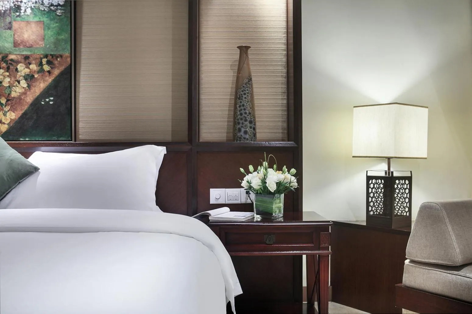 Bed in Yangshuo Riverside Resorts Hotel