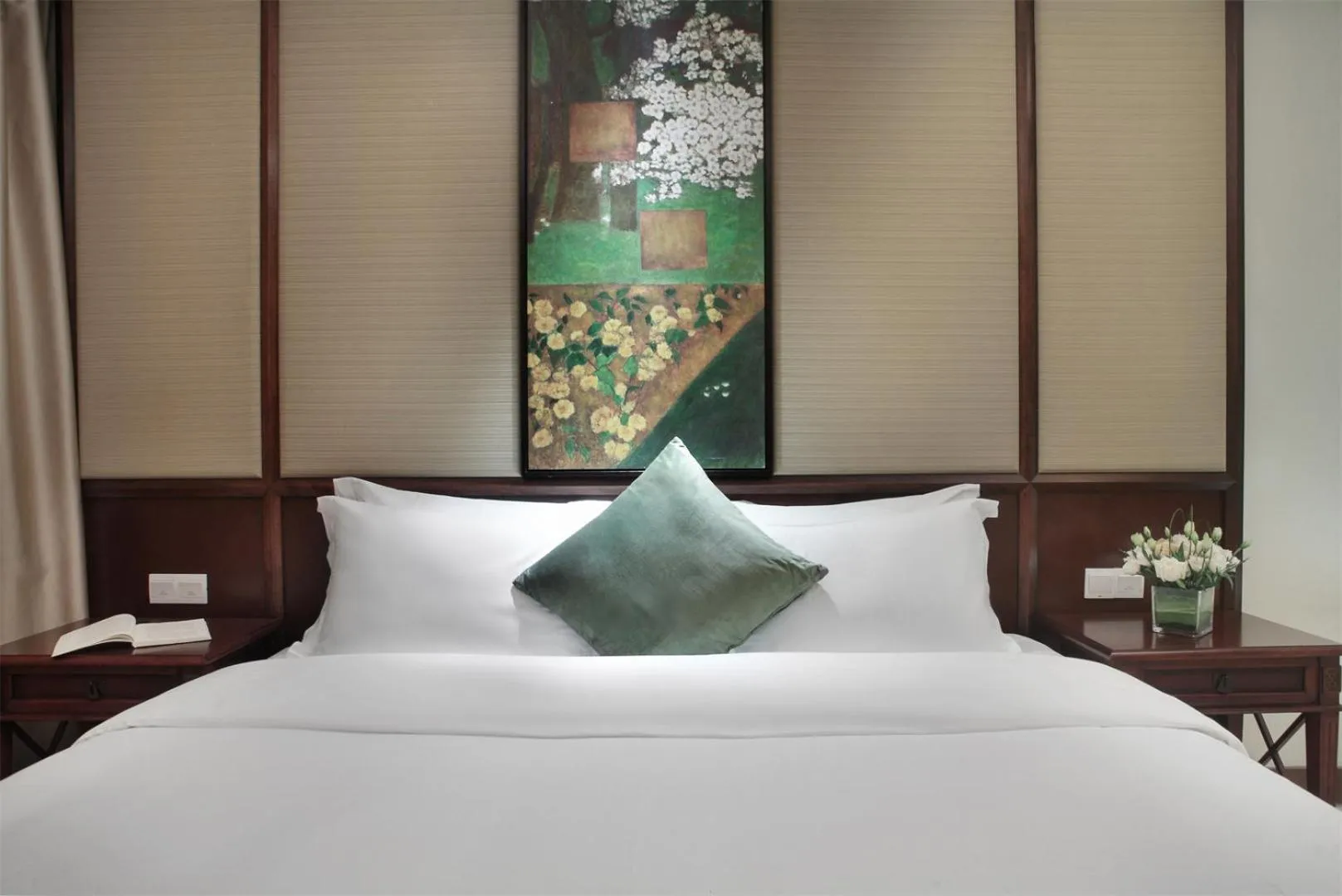 Photo of the whole room, Bed in Yangshuo Riverside Resorts Hotel