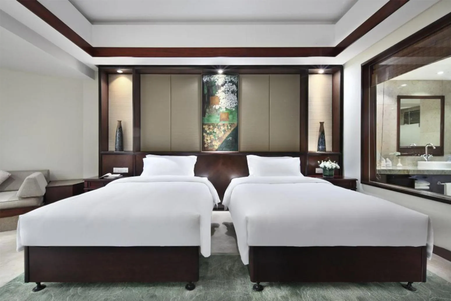 Bed in Yangshuo Riverside Resorts Hotel