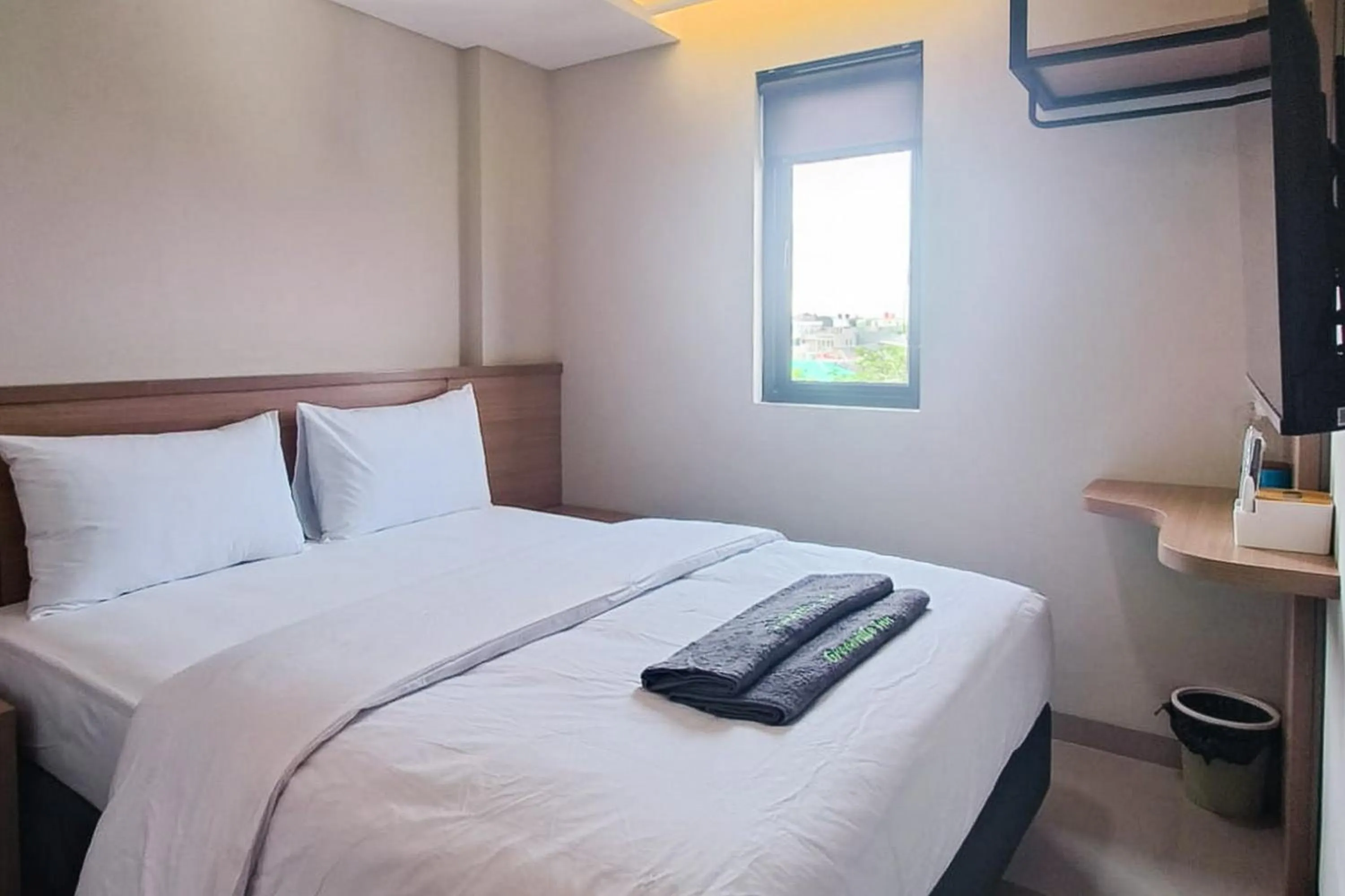 Bedroom, Bed in Urbanview Greenville Jakarta