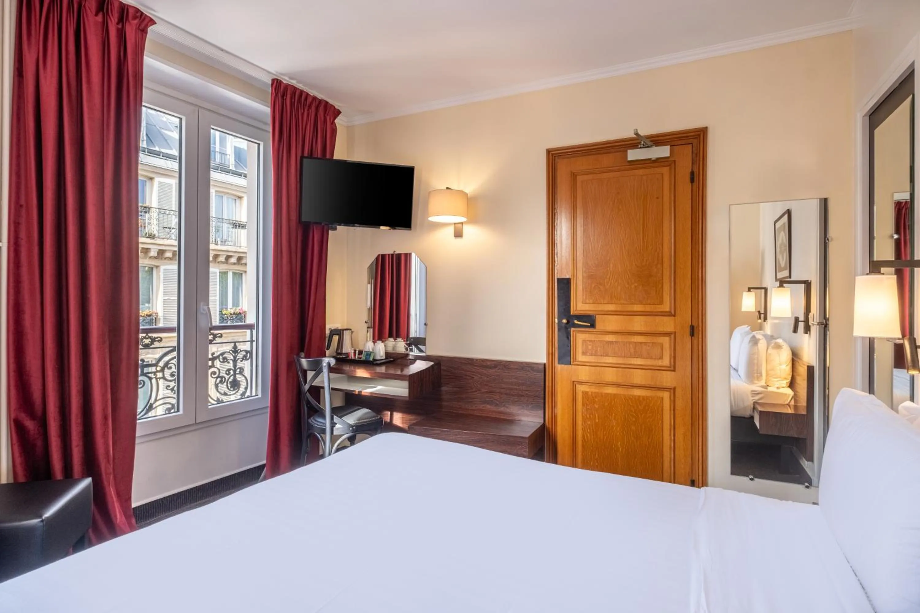 Photo of the whole room, Bed in Hotel du College de France