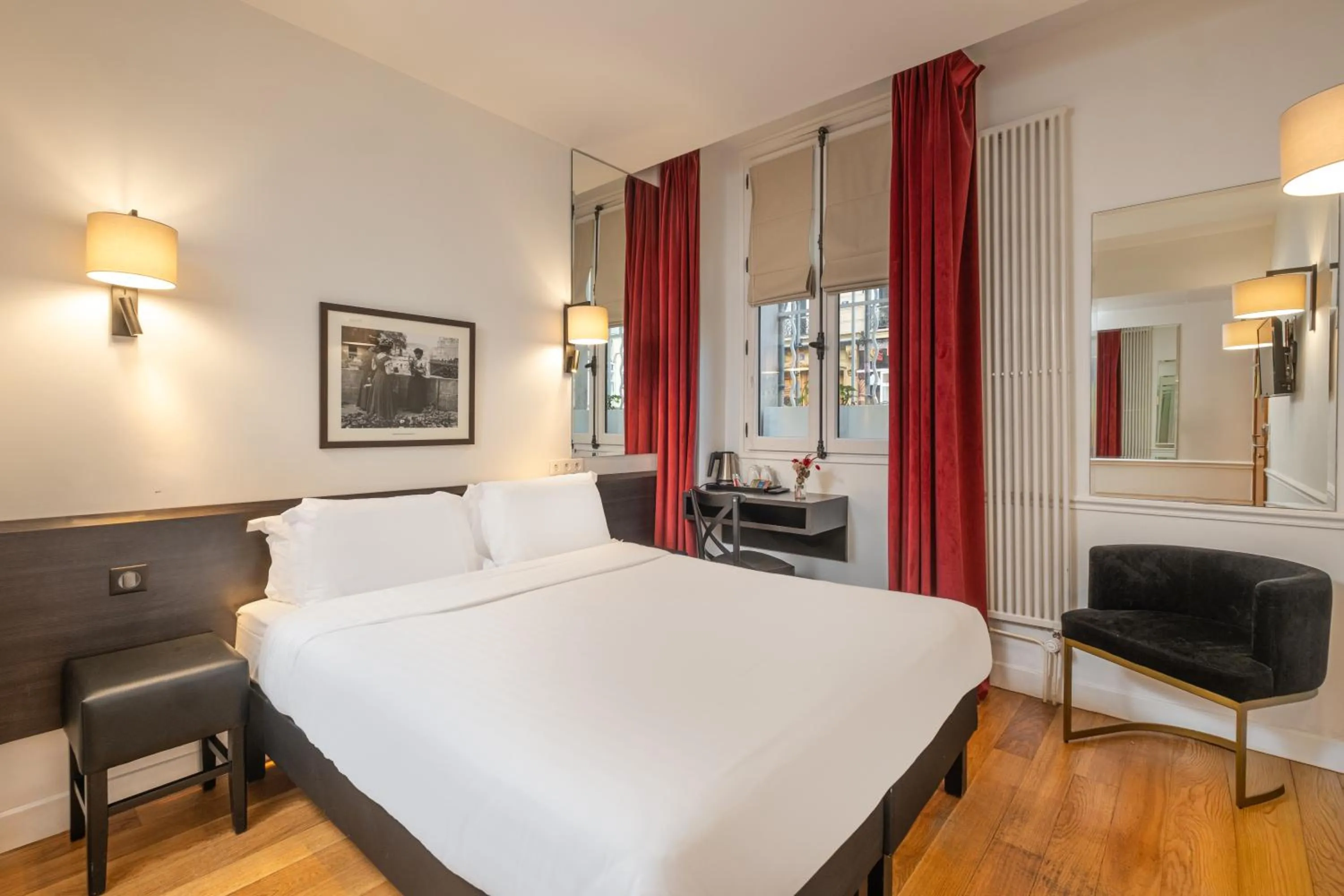 Bedroom, Bed in Hotel du College de France