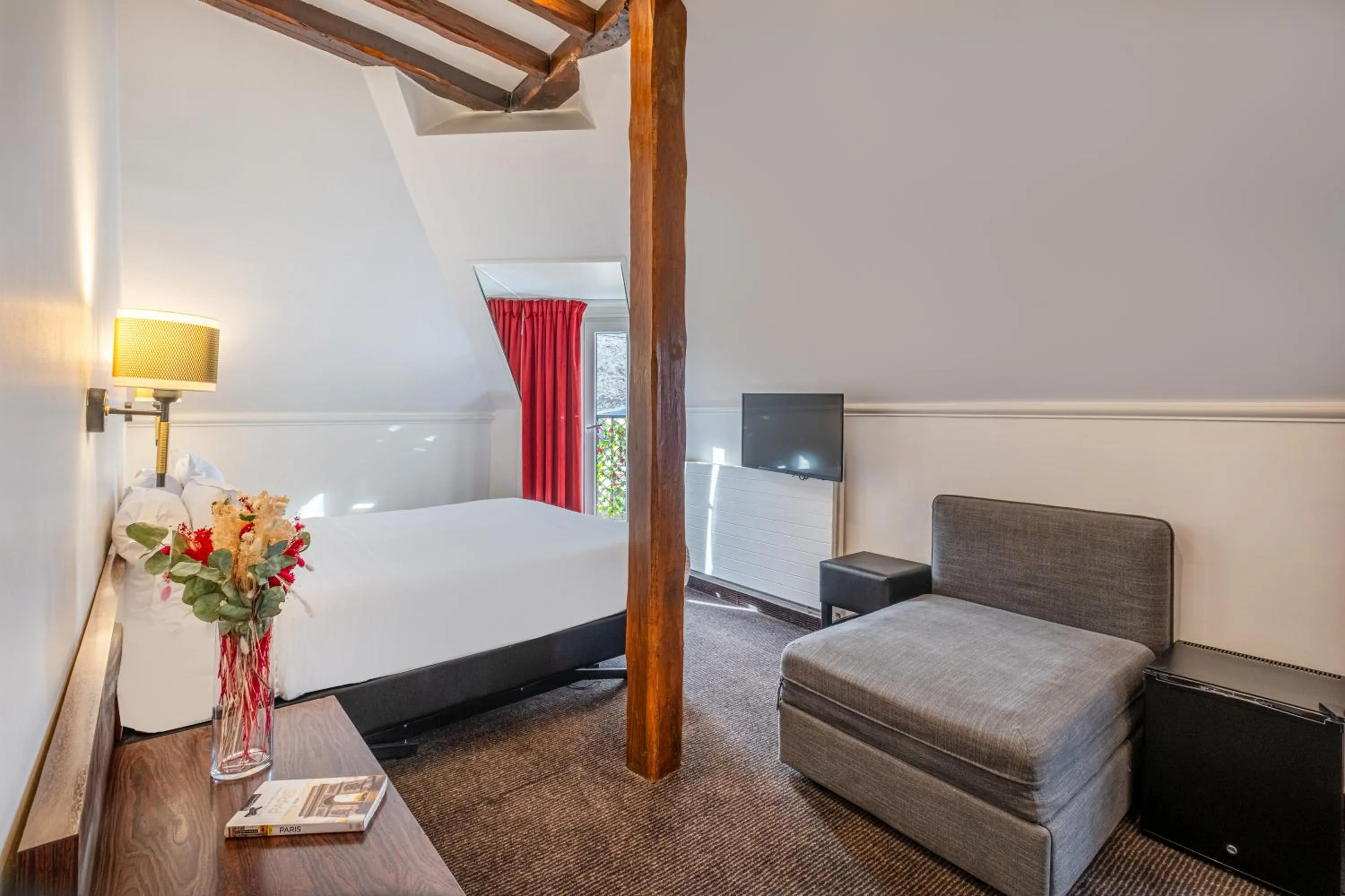 Bed in Hotel du College de France