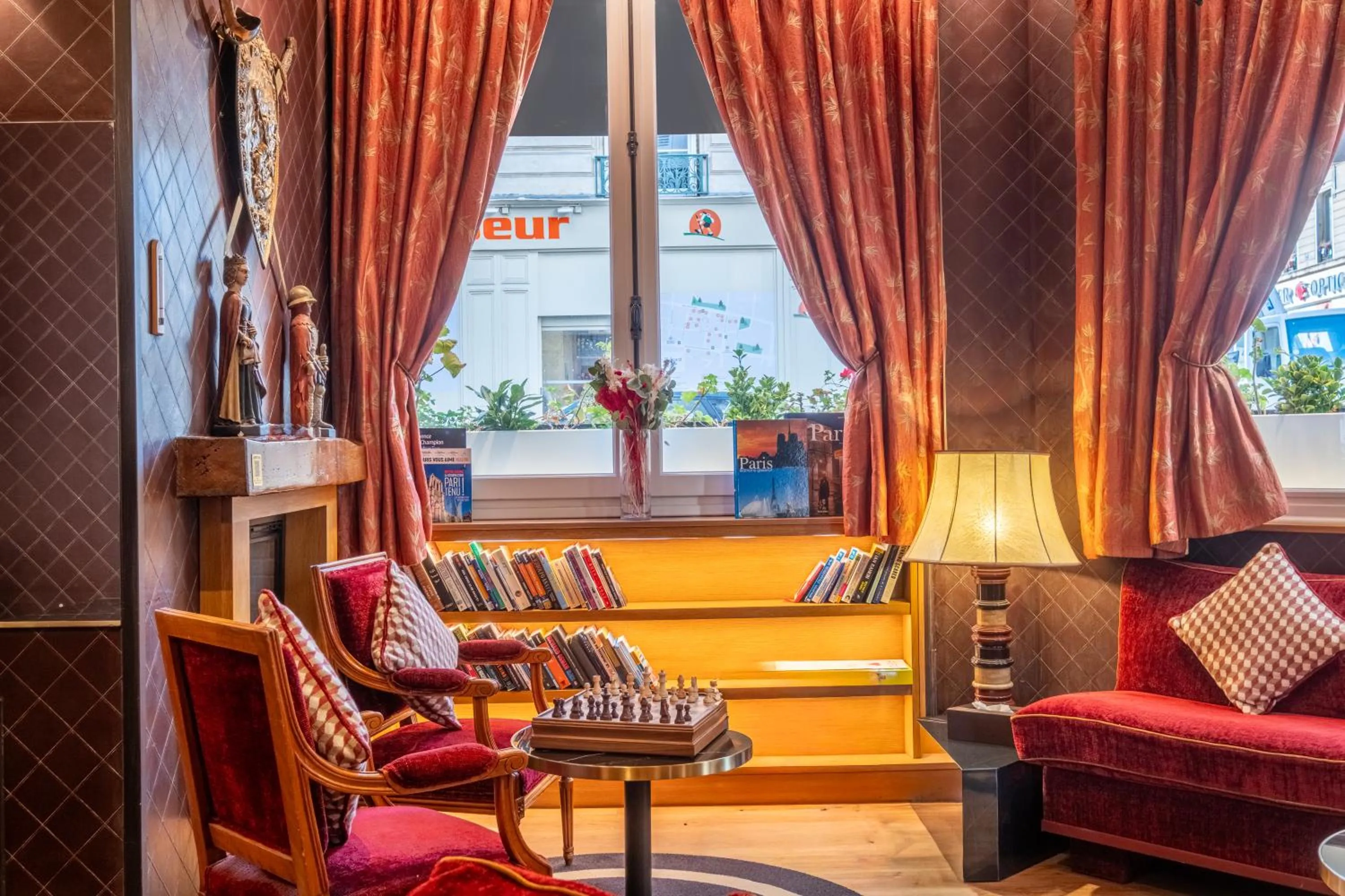 Communal lounge/ TV room in Hotel du College de France