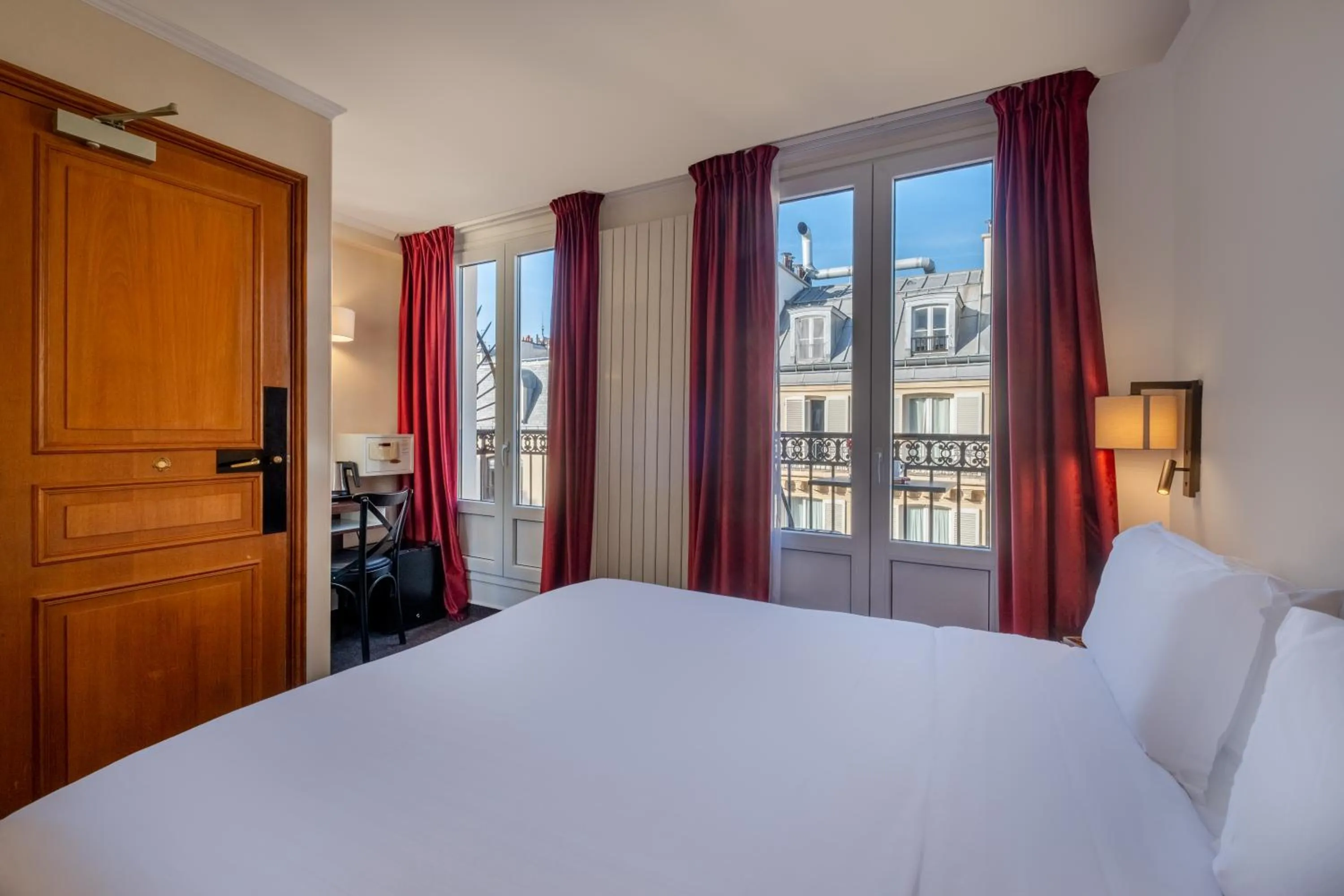 Bed in Hotel du College de France