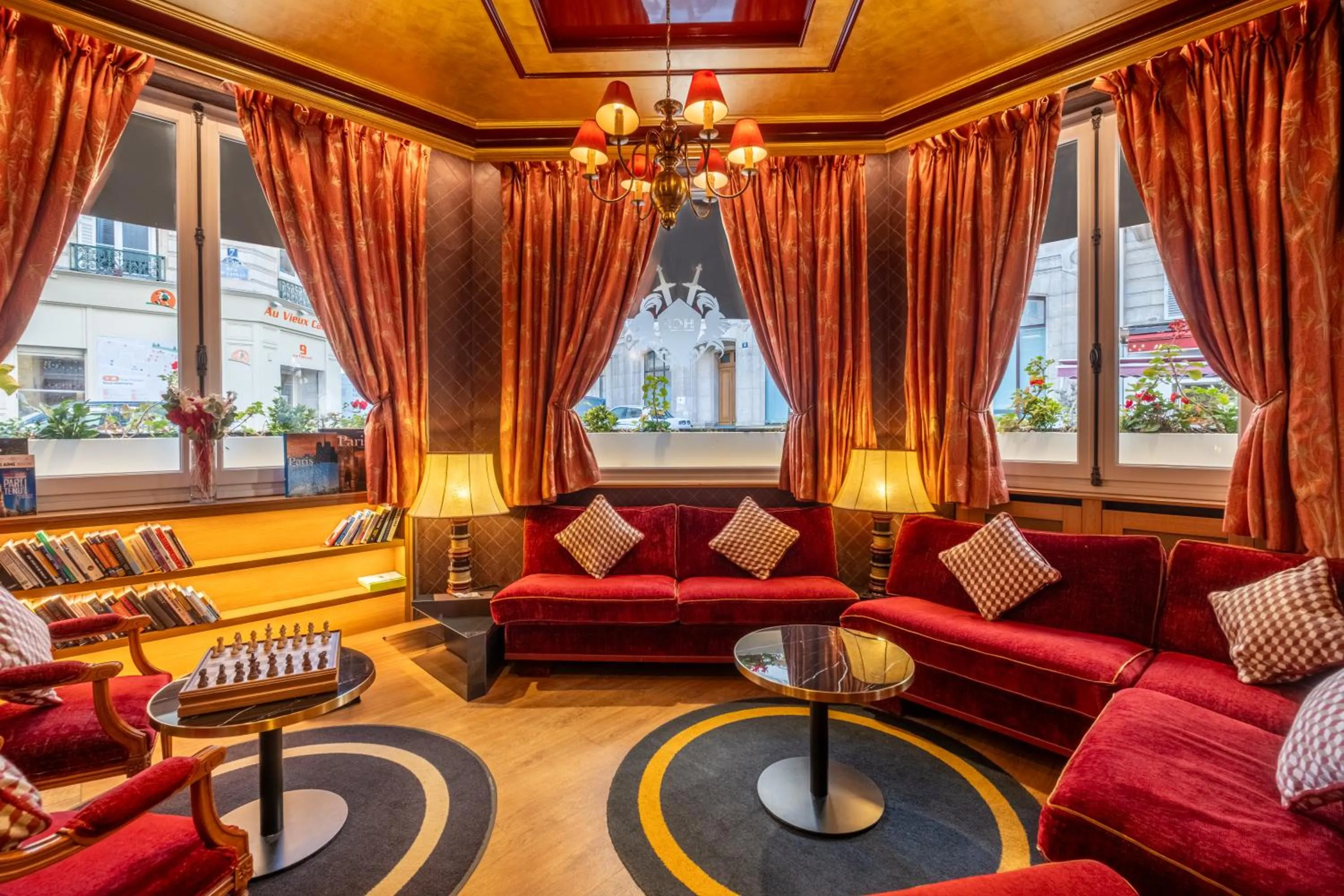 Communal lounge/ TV room in Hotel du College de France