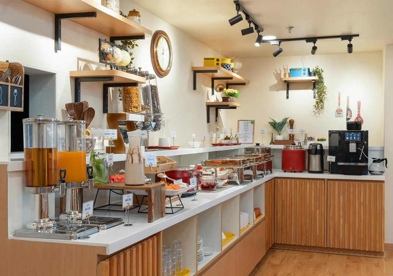 Restaurant/places to eat in Bloom Hotel - SG Highway