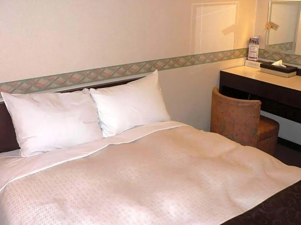 Bed in Hiroshima Kokusai Hotel
