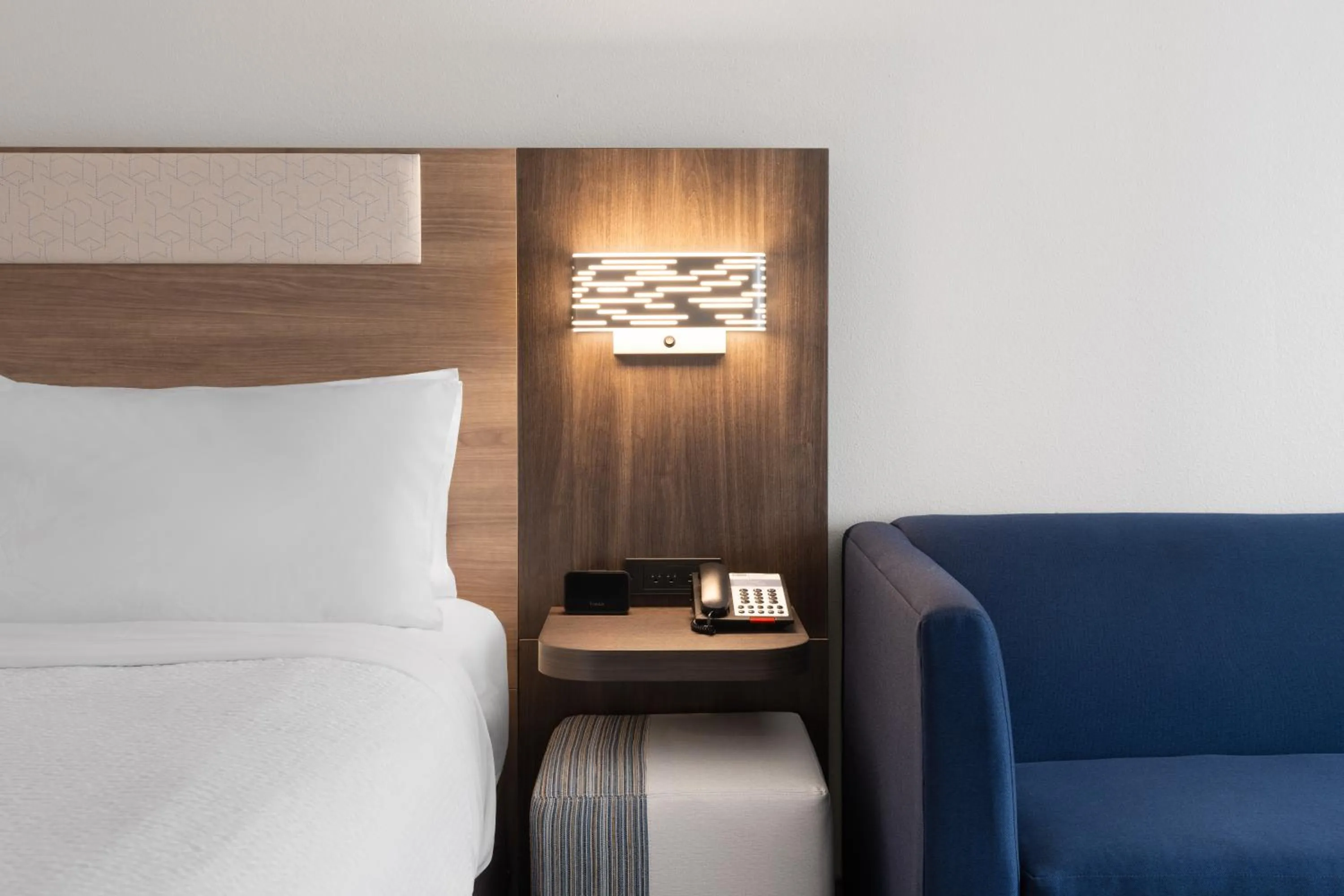 Seating area, Bed in Holiday Inn Express & Suites Meridian I-20 by IHG