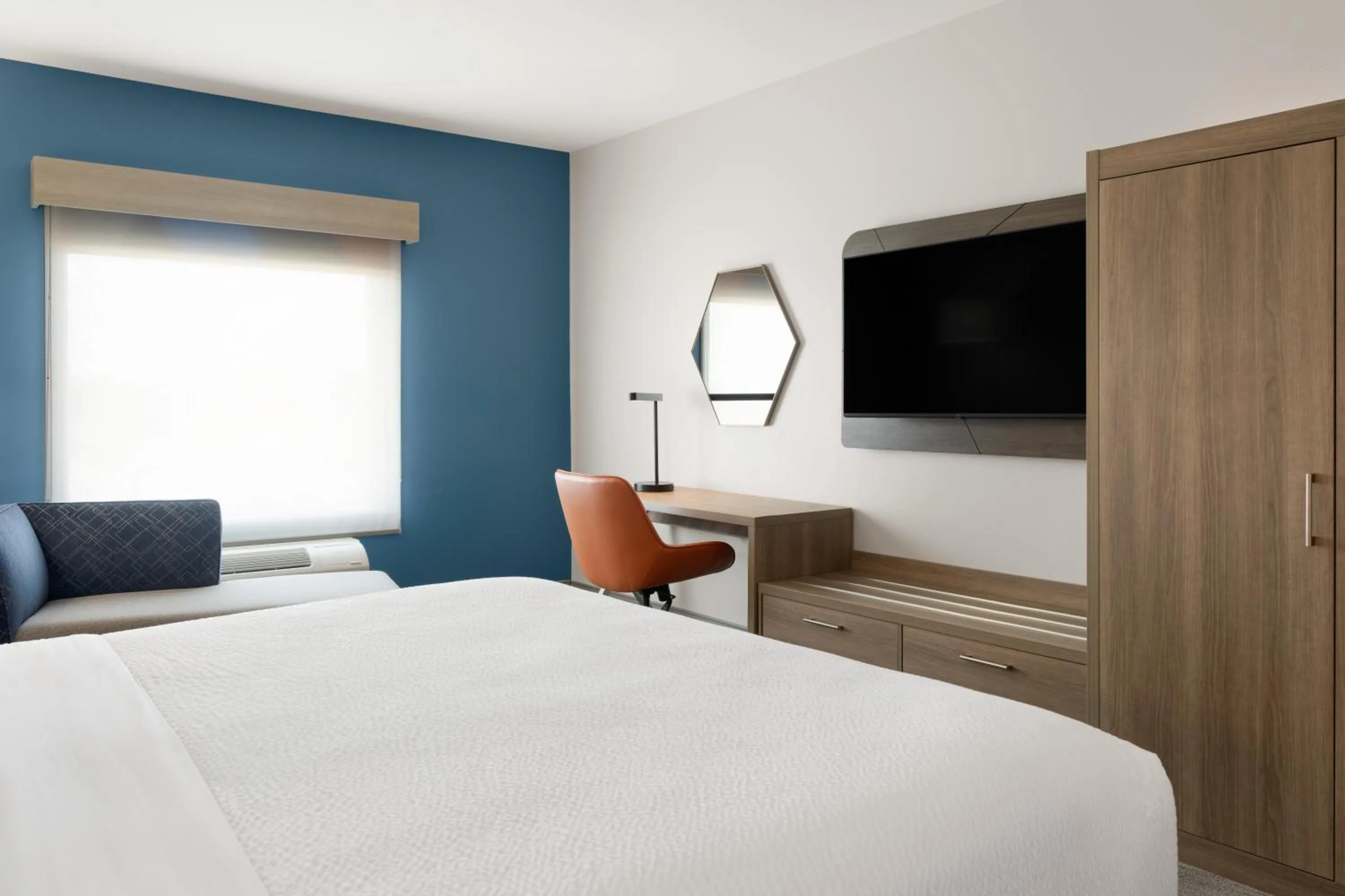 Bed in Holiday Inn Express & Suites Meridian I-20 by IHG