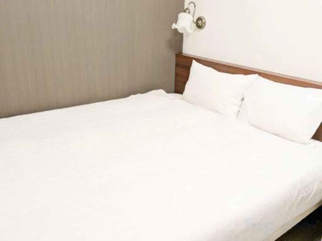 Bed in Hotel Shimbashi Sambankan